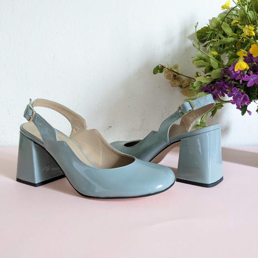 décolleté slingback forma tonda a paperotta in vernice azzurro polvere da cerimonia con tacco di 7 cm artigianale