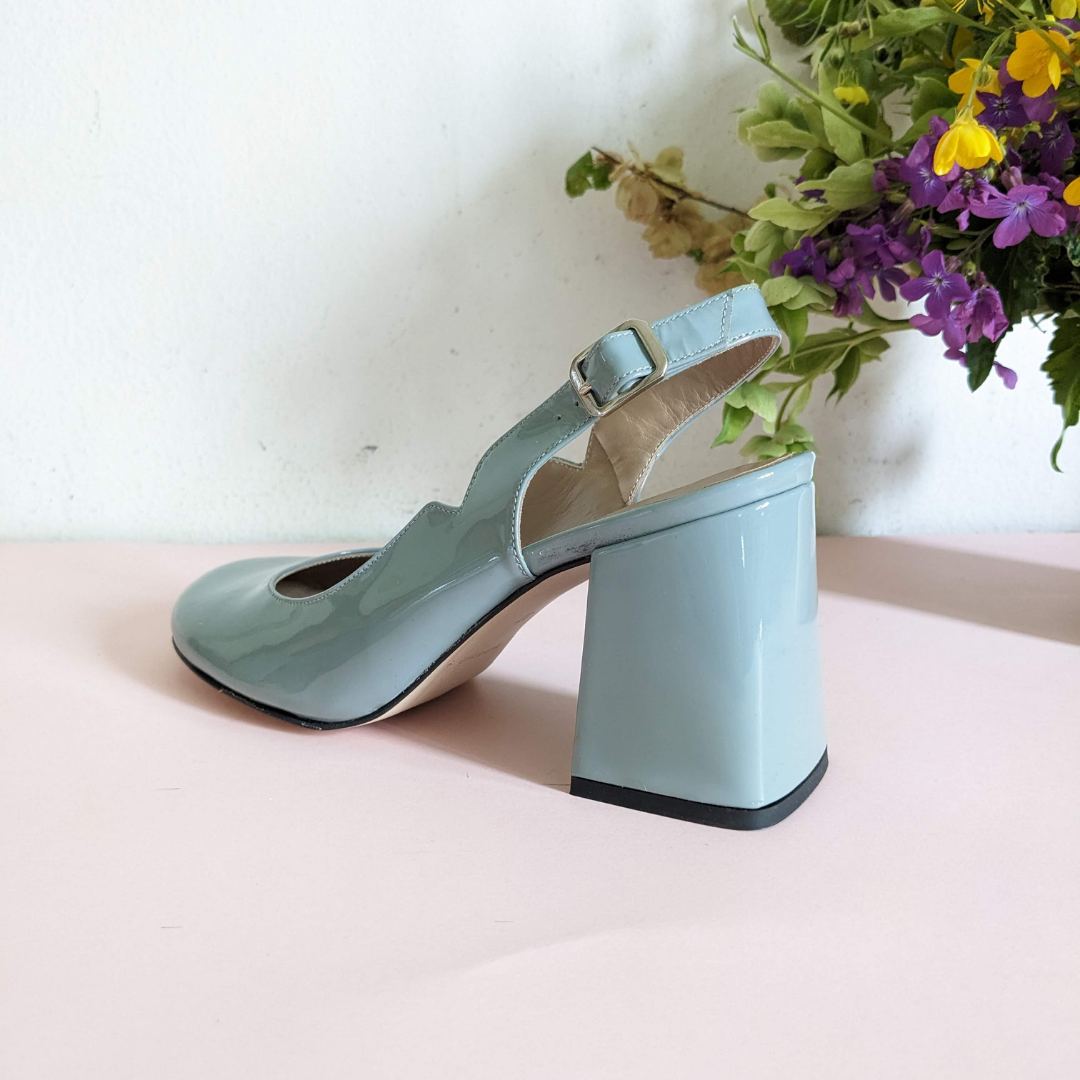 décolleté slingback forma tonda a paperotta in vernice azzurro polvere da cerimonia con tacco di 7 cm artigianale