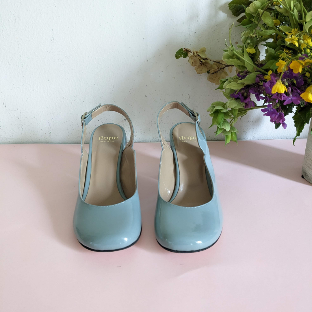décolleté slingback forma tonda a paperotta in vernice azzurro polvere da cerimonia con tacco di 7 cm artigianale