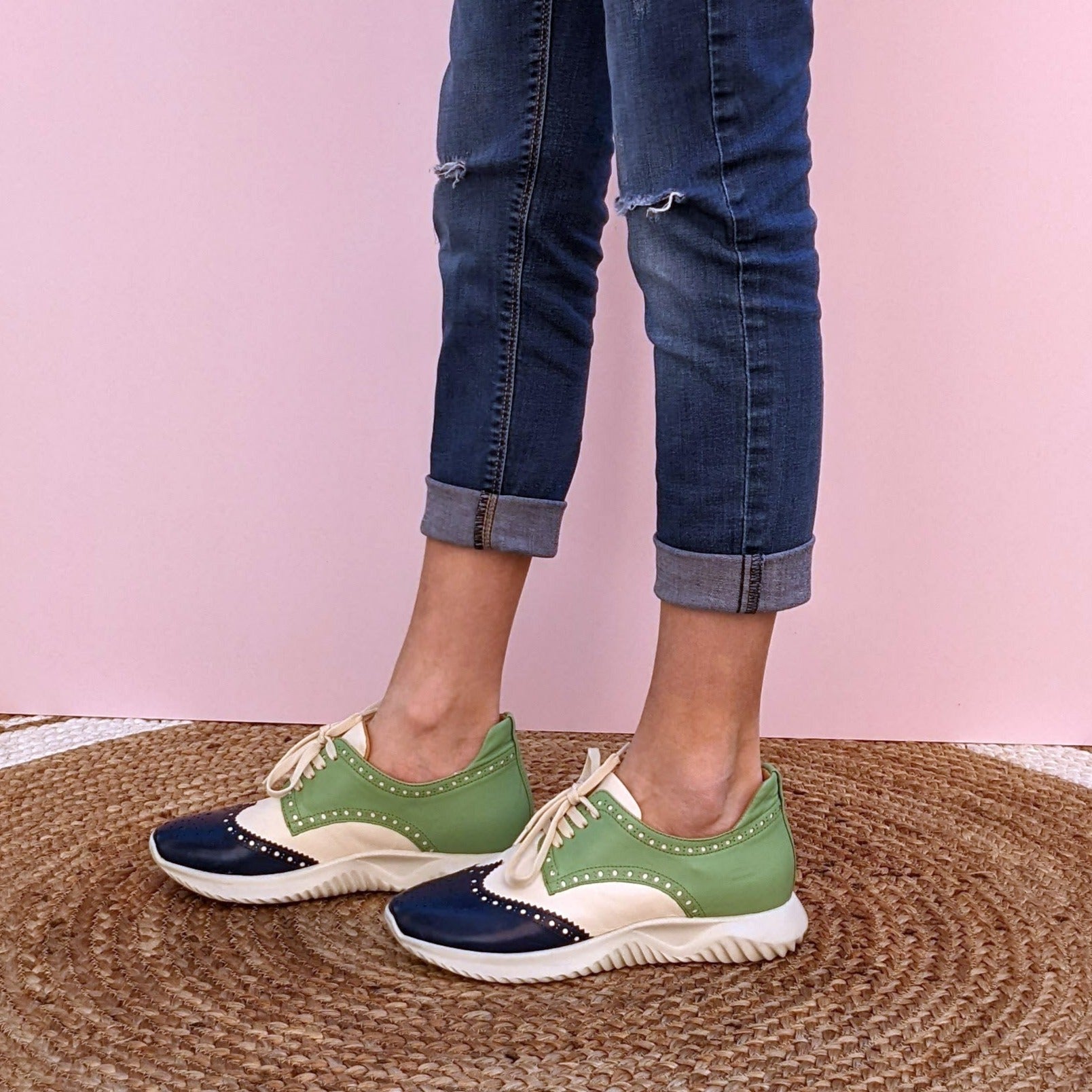 SNEAKERS ALLACCIATA MODELLO DERBY CON SUOLA RUNNING. CUCITURE E DECORAZIONI BROGUE. IN MORBIDA NAPPA COLORATA -BLU, BIANCO E VERDE ACQUA- FUSSBETT ESTRAIBILE RICOPERTO IN PELLE CON RIALZO DI 1.5 CM. CALZATA REGOLARE E COMODA. SE HAI DUBBI SULLA CALZATA, CONTATTACI VIA WHATSAPP AL 351 8950405 TI AIUTEREMO NELLA SCELTA. TOMAIA - FODERA - SOTTOPIEDE IN PELLE 100%. PELLAMI ITALIANI DI QUALITÀ. PRODOTTO IN ITALIA, MARCHE.