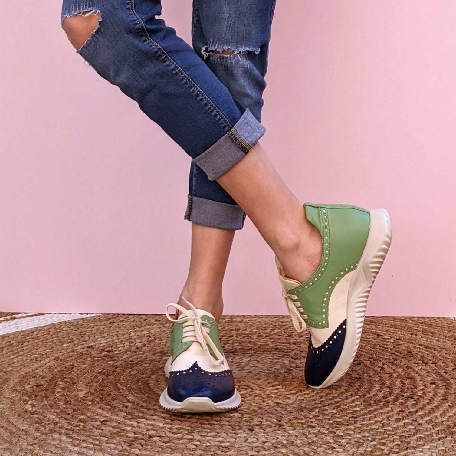 SNEAKERS ALLACCIATA MODELLO DERBY CON SUOLA RUNNING. CUCITURE E DECORAZIONI BROGUE. IN MORBIDA NAPPA COLORATA -BLU, BIANCO E VERDE ACQUA- FUSSBETT ESTRAIBILE RICOPERTO IN PELLE CON RIALZO DI 1.5 CM. CALZATA REGOLARE E COMODA. SE HAI DUBBI SULLA CALZATA, CONTATTACI VIA WHATSAPP AL 351 8950405 TI AIUTEREMO NELLA SCELTA. TOMAIA - FODERA - SOTTOPIEDE IN PELLE 100%. PELLAMI ITALIANI DI QUALITÀ. PRODOTTO IN ITALIA, MARCHE.