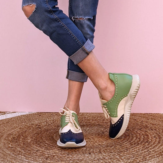 SNEAKERS ALLACCIATA MODELLO DERBY CON SUOLA RUNNING. CUCITURE E DECORAZIONI BROGUE. IN MORBIDA NAPPA COLORATA -BLU, BIANCO E VERDE ACQUA- FUSSBETT ESTRAIBILE RICOPERTO IN PELLE CON RIALZO DI 1.5 CM. CALZATA REGOLARE E COMODA. SE HAI DUBBI SULLA CALZATA, CONTATTACI VIA WHATSAPP AL 351 8950405 TI AIUTEREMO NELLA SCELTA. TOMAIA - FODERA - SOTTOPIEDE IN PELLE 100%. PELLAMI ITALIANI DI QUALITÀ. PRODOTTO IN ITALIA, MARCHE.