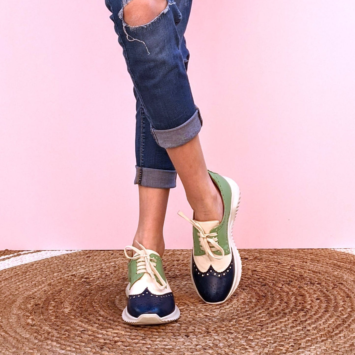 SNEAKERS ALLACCIATA MODELLO DERBY CON SUOLA RUNNING. CUCITURE E DECORAZIONI BROGUE. IN MORBIDA NAPPA COLORATA -BLU, BIANCO E VERDE ACQUA- FUSSBETT ESTRAIBILE RICOPERTO IN PELLE CON RIALZO DI 1.5 CM. CALZATA REGOLARE E COMODA. SE HAI DUBBI SULLA CALZATA, CONTATTACI VIA WHATSAPP AL 351 8950405 TI AIUTEREMO NELLA SCELTA. TOMAIA - FODERA - SOTTOPIEDE IN PELLE 100%. PELLAMI ITALIANI DI QUALITÀ. PRODOTTO IN ITALIA, MARCHE.