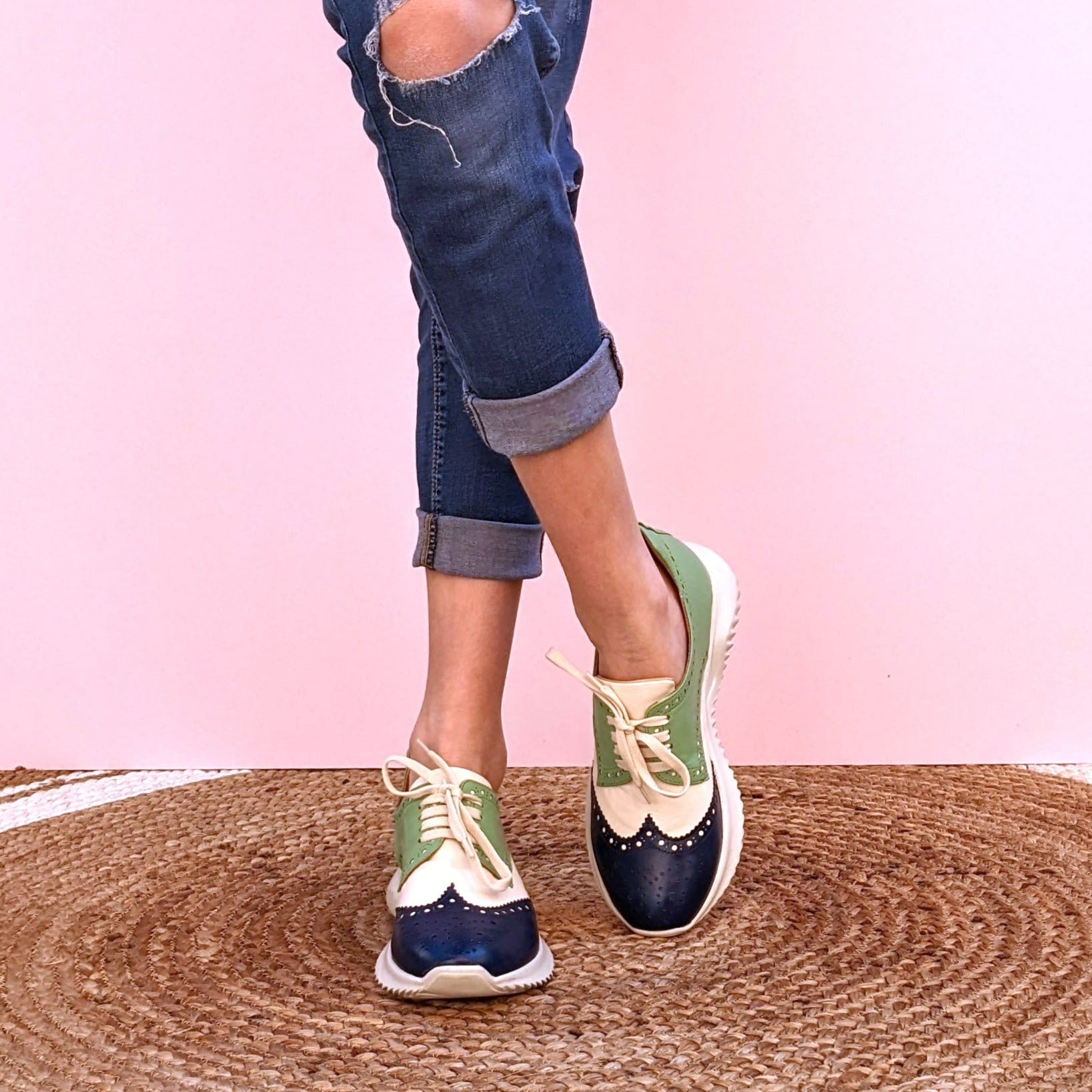SNEAKERS ALLACCIATA MODELLO DERBY CON SUOLA RUNNING. CUCITURE E DECORAZIONI BROGUE. IN MORBIDA NAPPA COLORATA -BLU, BIANCO E VERDE ACQUA- FUSSBETT ESTRAIBILE RICOPERTO IN PELLE CON RIALZO DI 1.5 CM. CALZATA REGOLARE E COMODA. SE HAI DUBBI SULLA CALZATA, CONTATTACI VIA WHATSAPP AL 351 8950405 TI AIUTEREMO NELLA SCELTA. TOMAIA - FODERA - SOTTOPIEDE IN PELLE 100%. PELLAMI ITALIANI DI QUALITÀ. PRODOTTO IN ITALIA, MARCHE.