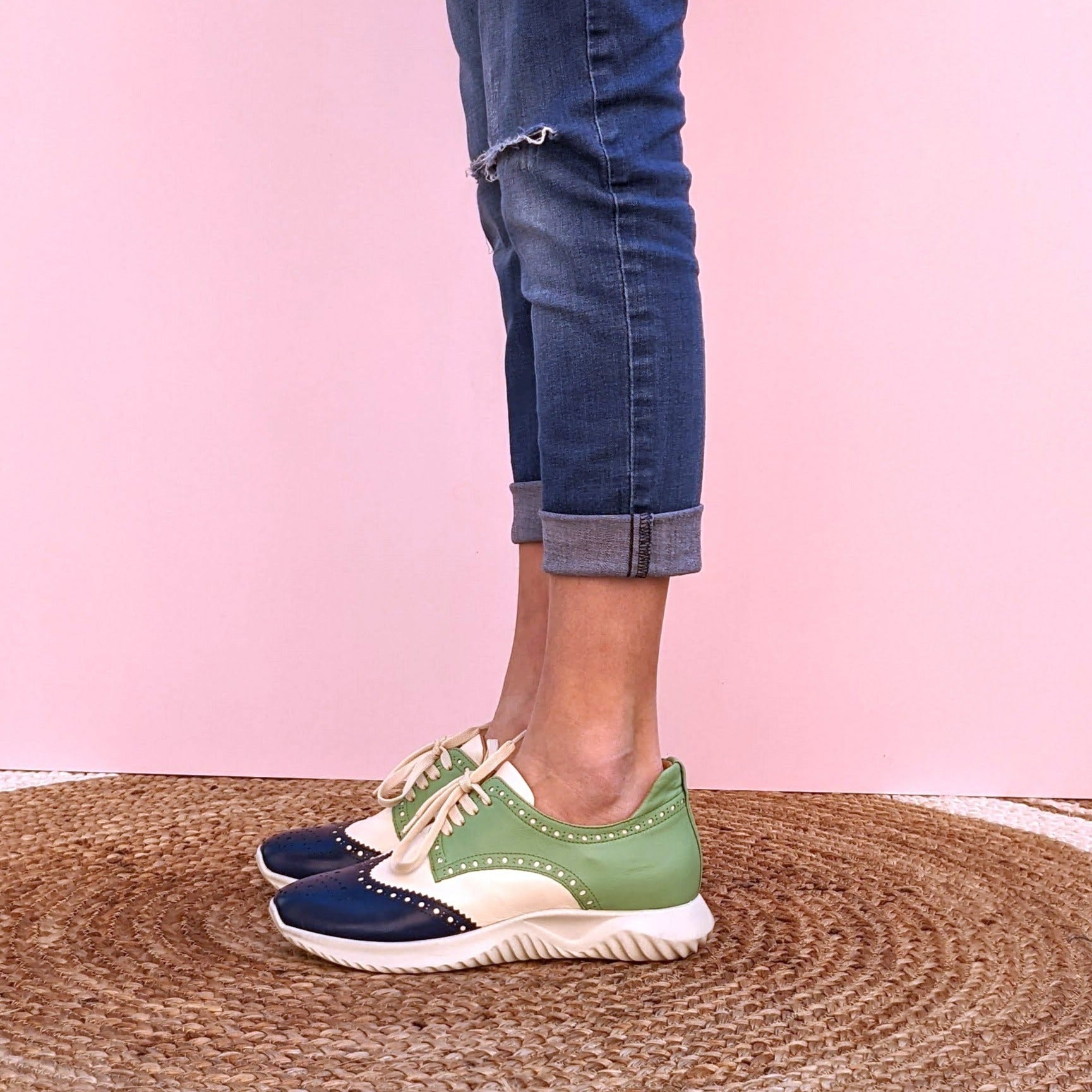 SNEAKERS ALLACCIATA MODELLO DERBY CON SUOLA RUNNING. CUCITURE E DECORAZIONI BROGUE. IN MORBIDA NAPPA COLORATA -BLU, BIANCO E VERDE ACQUA- FUSSBETT ESTRAIBILE RICOPERTO IN PELLE CON RIALZO DI 1.5 CM. CALZATA REGOLARE E COMODA. SE HAI DUBBI SULLA CALZATA, CONTATTACI VIA WHATSAPP AL 351 8950405 TI AIUTEREMO NELLA SCELTA. TOMAIA - FODERA - SOTTOPIEDE IN PELLE 100%. PELLAMI ITALIANI DI QUALITÀ. PRODOTTO IN ITALIA, MARCHE.