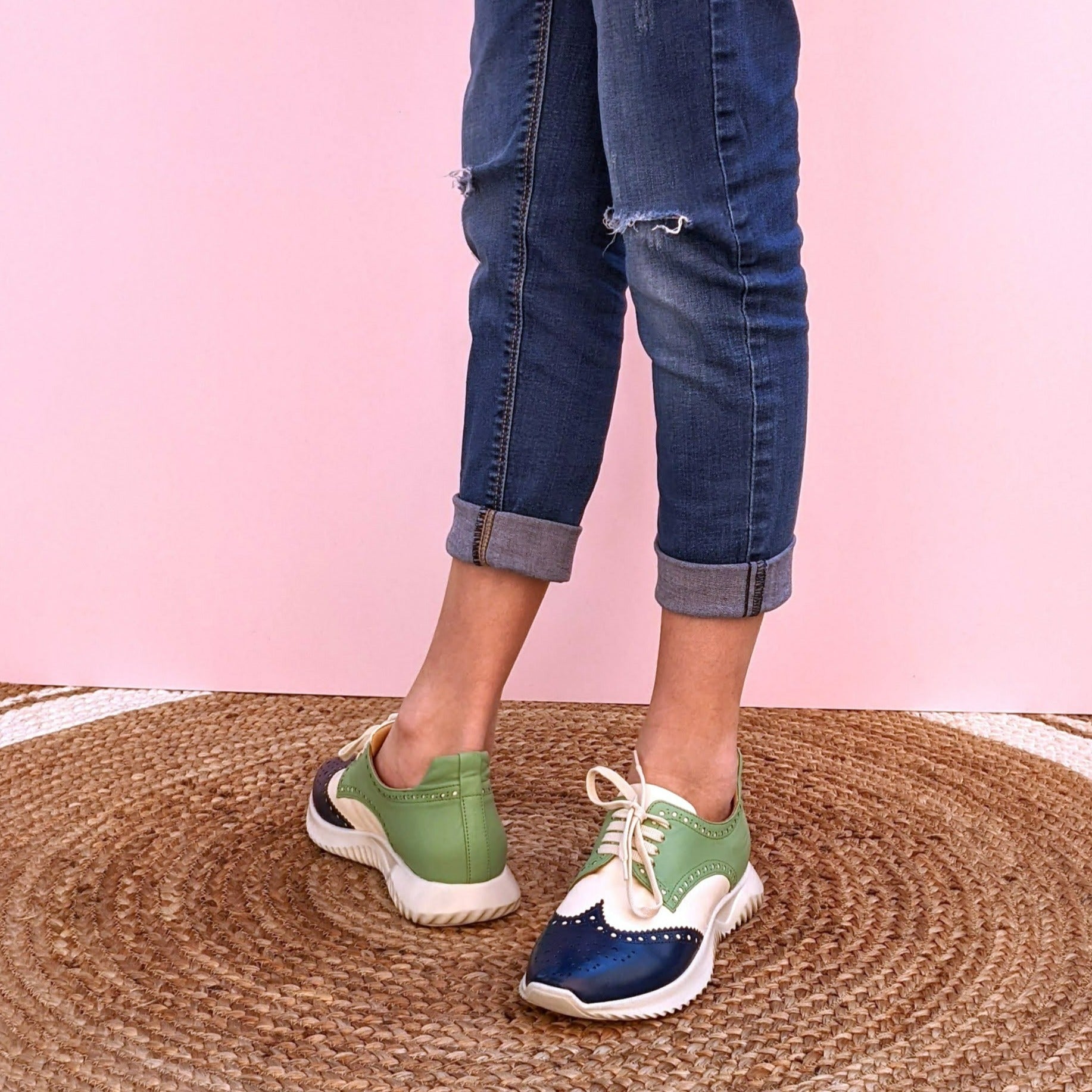 SNEAKERS ALLACCIATA MODELLO DERBY CON SUOLA RUNNING. CUCITURE E DECORAZIONI BROGUE. IN MORBIDA NAPPA COLORATA -BLU, BIANCO E VERDE ACQUA- FUSSBETT ESTRAIBILE RICOPERTO IN PELLE CON RIALZO DI 1.5 CM. CALZATA REGOLARE E COMODA. SE HAI DUBBI SULLA CALZATA, CONTATTACI VIA WHATSAPP AL 351 8950405 TI AIUTEREMO NELLA SCELTA. TOMAIA - FODERA - SOTTOPIEDE IN PELLE 100%. PELLAMI ITALIANI DI QUALITÀ. PRODOTTO IN ITALIA, MARCHE.