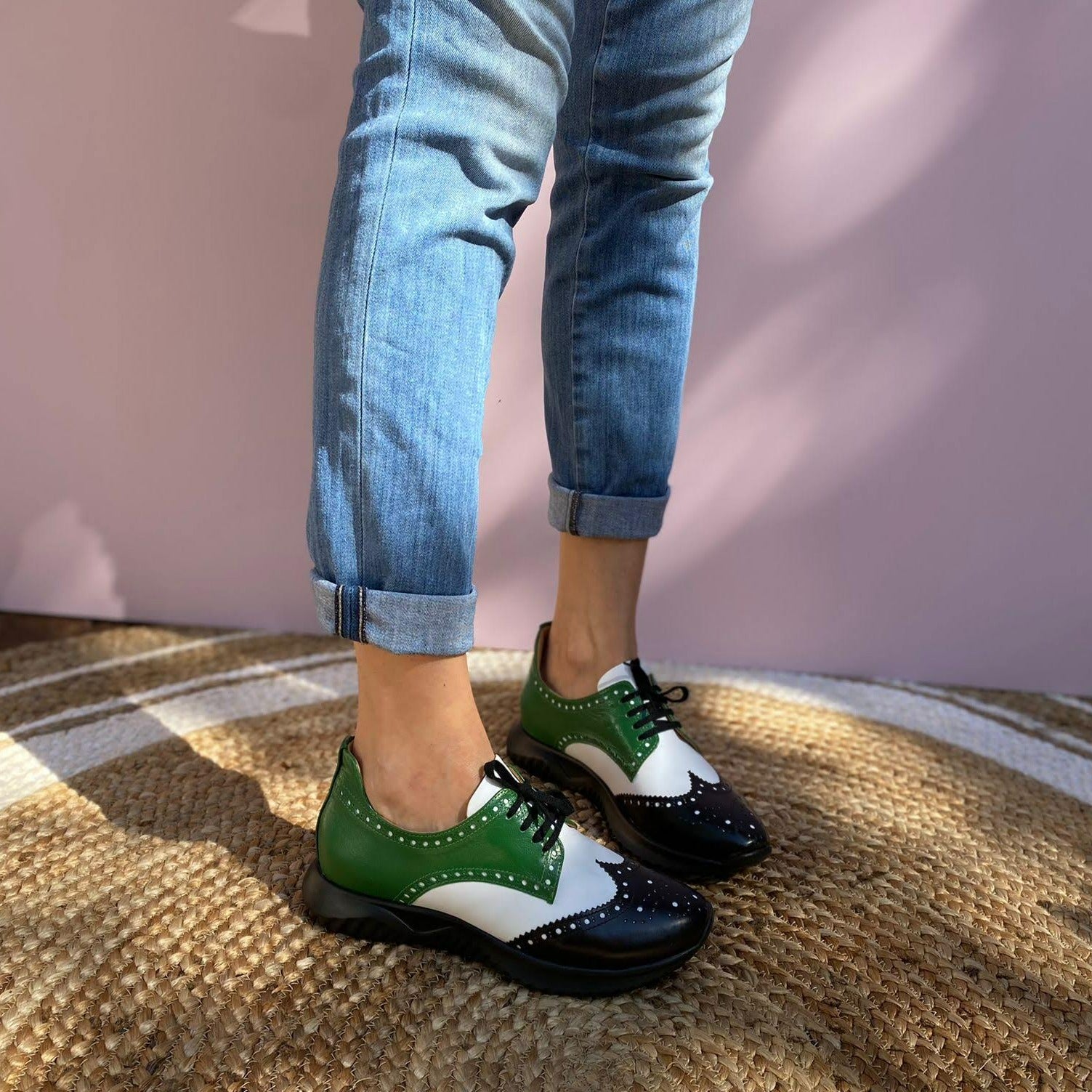 SNEAKERS ALLACCIATA MODELLO DERBY CON SUOLA RUNNING. CUCITURE E DECORAZIONI BROGUE. IN MORBIDA NAPPA COLORATA -VERDE BIANCO E NERO- FUSSBETT ESTRAIBILE RICOPERTO IN PELLE CON RIALZO DI 1.5 CM. CALZATA REGOLARE E COMODA. SE HAI DUBBI SULLA CALZATA, CONTATTACI VIA WHATSAPP AL 351 8950405 TI AIUTEREMO NELLA SCELTA. TOMAIA - FODERA - SOTTOPIEDE IN PELLE 100%. PELLAMI ITALIANI DI QUALITÀ. PRODOTTO IN ITALIA, MARCHE.