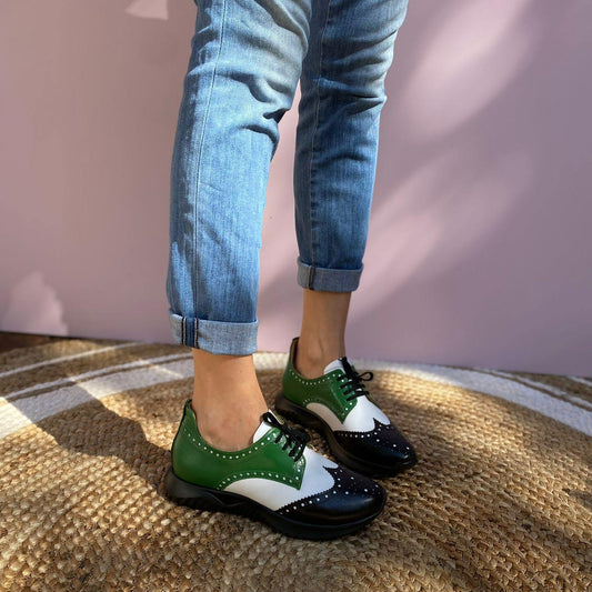 SNEAKERS ALLACCIATA MODELLO DERBY CON SUOLA RUNNING. CUCITURE E DECORAZIONI BROGUE. IN MORBIDA NAPPA COLORATA -VERDE BIANCO E NERO- FUSSBETT ESTRAIBILE RICOPERTO IN PELLE CON RIALZO DI 1.5 CM. CALZATA REGOLARE E COMODA. SE HAI DUBBI SULLA CALZATA, CONTATTACI VIA WHATSAPP AL 351 8950405 TI AIUTEREMO NELLA SCELTA. TOMAIA - FODERA - SOTTOPIEDE IN PELLE 100%. PELLAMI ITALIANI DI QUALITÀ. PRODOTTO IN ITALIA, MARCHE.