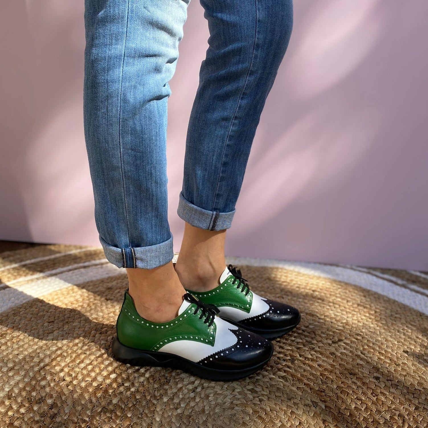 SNEAKERS ALLACCIATA MODELLO DERBY CON SUOLA RUNNING. CUCITURE E DECORAZIONI BROGUE. IN MORBIDA NAPPA COLORATA -VERDE BIANCO E NERO- FUSSBETT ESTRAIBILE RICOPERTO IN PELLE CON RIALZO DI 1.5 CM. CALZATA REGOLARE E COMODA. SE HAI DUBBI SULLA CALZATA, CONTATTACI VIA WHATSAPP AL 351 8950405 TI AIUTEREMO NELLA SCELTA. TOMAIA - FODERA - SOTTOPIEDE IN PELLE 100%. PELLAMI ITALIANI DI QUALITÀ. PRODOTTO IN ITALIA, MARCHE.
