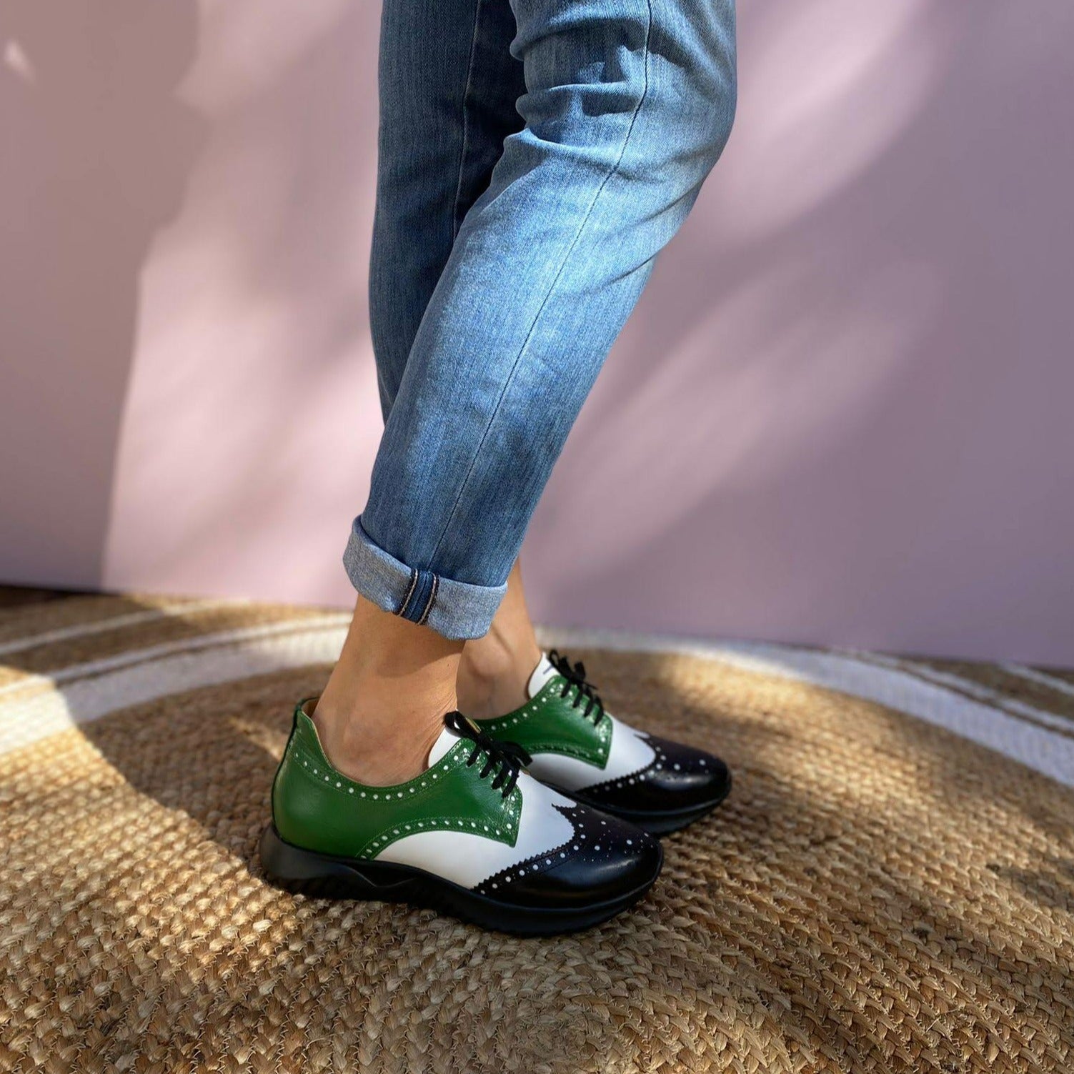 SNEAKERS ALLACCIATA MODELLO DERBY CON SUOLA RUNNING. CUCITURE E DECORAZIONI BROGUE. IN MORBIDA NAPPA COLORATA -VERDE BIANCO E NERO- FUSSBETT ESTRAIBILE RICOPERTO IN PELLE CON RIALZO DI 1.5 CM. CALZATA REGOLARE E COMODA. SE HAI DUBBI SULLA CALZATA, CONTATTACI VIA WHATSAPP AL 351 8950405 TI AIUTEREMO NELLA SCELTA. TOMAIA - FODERA - SOTTOPIEDE IN PELLE 100%. PELLAMI ITALIANI DI QUALITÀ. PRODOTTO IN ITALIA, MARCHE.