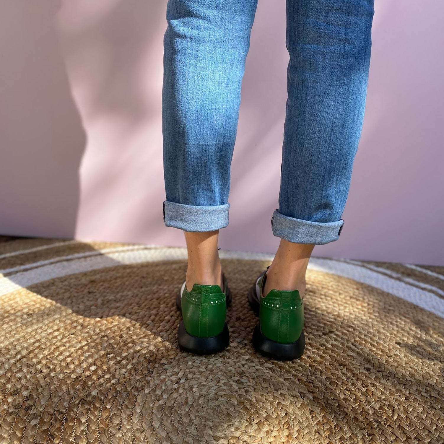 SNEAKERS ALLACCIATA MODELLO DERBY CON SUOLA RUNNING. CUCITURE E DECORAZIONI BROGUE. IN MORBIDA NAPPA COLORATA -VERDE BIANCO E NERO- FUSSBETT ESTRAIBILE RICOPERTO IN PELLE CON RIALZO DI 1.5 CM. CALZATA REGOLARE E COMODA. SE HAI DUBBI SULLA CALZATA, CONTATTACI VIA WHATSAPP AL 351 8950405 TI AIUTEREMO NELLA SCELTA. TOMAIA - FODERA - SOTTOPIEDE IN PELLE 100%. PELLAMI ITALIANI DI QUALITÀ. PRODOTTO IN ITALIA, MARCHE.