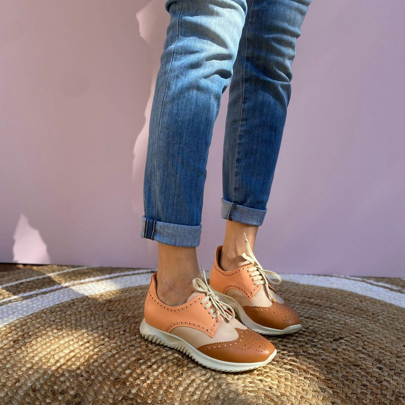 SNEAKERS ALLACCIATA MODELLO DERBY CON SUOLA RUNNING. CUCITURE E DECORAZIONI BROGUE. IN MORBIDA NAPPA COLORATA -SALMONE, CIPRIA, CUOIO- FUSSBETT ESTRAIBILE RICOPERTO IN PELLE CON RIALZO DI 1.5 CM. CALZATA REGOLARE E COMODA. SE HAI DUBBI SULLA CALZATA, CONTATTACI VIA WHATSAPP AL 351 8950405 TI AIUTEREMO NELLA SCELTA. TOMAIA - FODERA - SOTTOPIEDE IN PELLE 100%. PELLAMI ITALIANI DI QUALITÀ. PRODOTTO IN ITALIA, MARCHE.