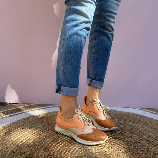 SNEAKERS ALLACCIATA MODELLO DERBY CON SUOLA RUNNING. CUCITURE E DECORAZIONI BROGUE. IN MORBIDA NAPPA COLORATA -SALMONE, CIPRIA, CUOIO- FUSSBETT ESTRAIBILE RICOPERTO IN PELLE CON RIALZO DI 1.5 CM. CALZATA REGOLARE E COMODA. SE HAI DUBBI SULLA CALZATA, CONTATTACI VIA WHATSAPP AL 351 8950405 TI AIUTEREMO NELLA SCELTA. TOMAIA - FODERA - SOTTOPIEDE IN PELLE 100%. PELLAMI ITALIANI DI QUALITÀ. PRODOTTO IN ITALIA, MARCHE.