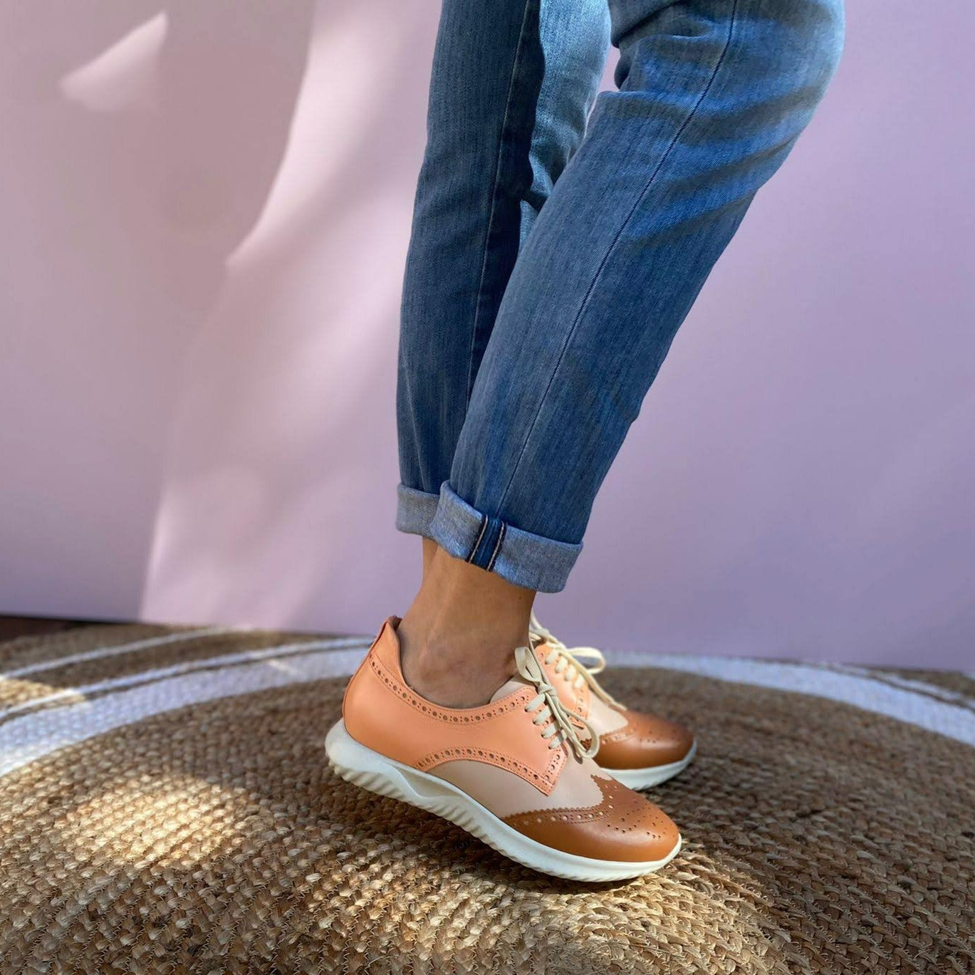 SNEAKERS ALLACCIATA MODELLO DERBY CON SUOLA RUNNING. CUCITURE E DECORAZIONI BROGUE. IN MORBIDA NAPPA COLORATA -BLU, BIANCO E VERDE ACQUA- FUSSBETT ESTRAIBILE RICOPERTO IN PELLE CON RIALZO DI 1.5 CM. CALZATA REGOLARE E COMODA. SE HAI DUBBI SULLA CALZATA, CONTATTACI VIA WHATSAPP AL 351 8950405 TI AIUTEREMO NELLA SCELTA. TOMAIA - FODERA - SOTTOPIEDE IN PELLE 100%. PELLAMI ITALIANI DI QUALITÀ. PRODOTTO IN ITALIA, MARCHE.