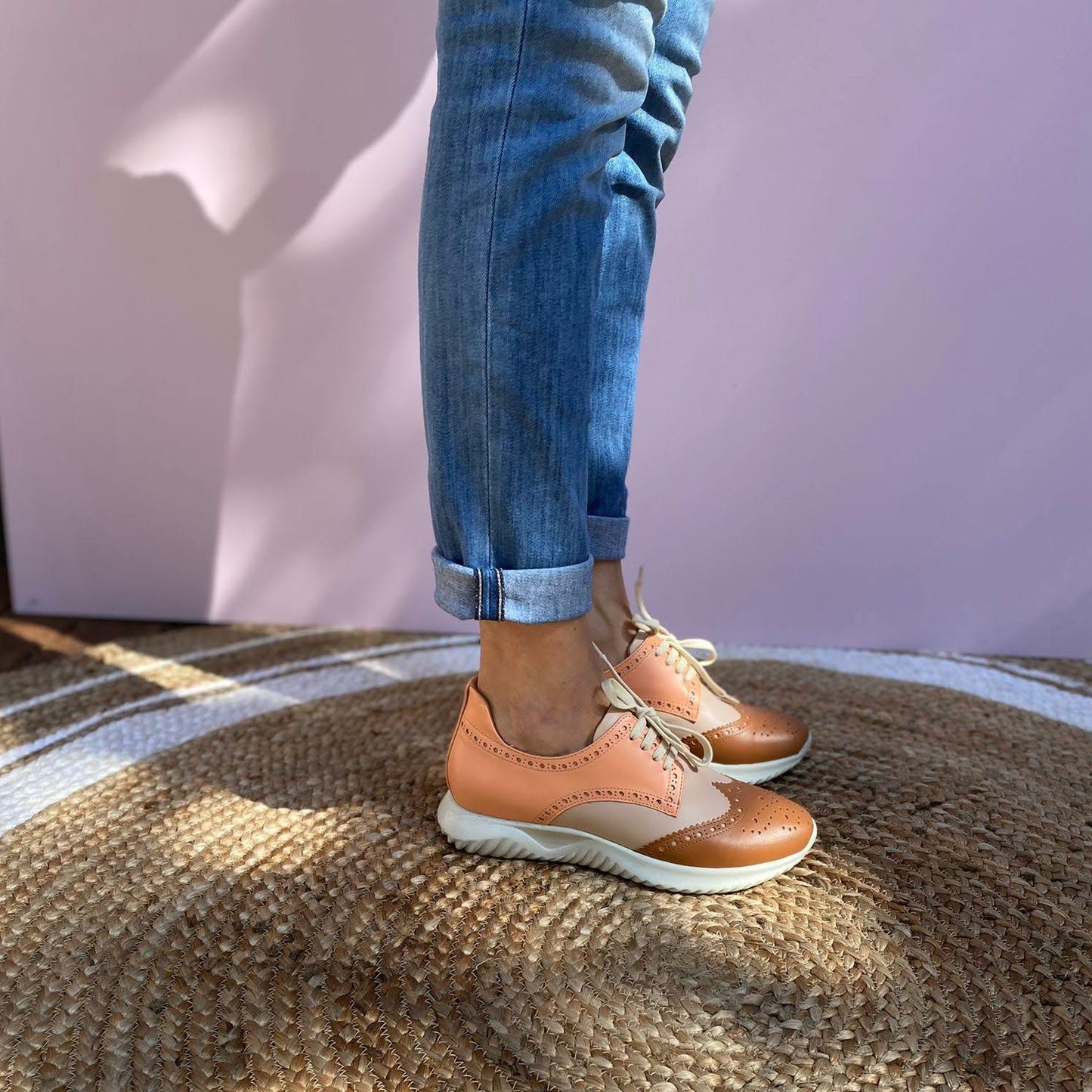 SNEAKERS ALLACCIATA MODELLO DERBY CON SUOLA RUNNING. CUCITURE E DECORAZIONI BROGUE. IN MORBIDA NAPPA COLORATA -BLU, BIANCO E VERDE ACQUA- FUSSBETT ESTRAIBILE RICOPERTO IN PELLE CON RIALZO DI 1.5 CM. CALZATA REGOLARE E COMODA. SE HAI DUBBI SULLA CALZATA, CONTATTACI VIA WHATSAPP AL 351 8950405 TI AIUTEREMO NELLA SCELTA. TOMAIA - FODERA - SOTTOPIEDE IN PELLE 100%. PELLAMI ITALIANI DI QUALITÀ. PRODOTTO IN ITALIA, MARCHE.