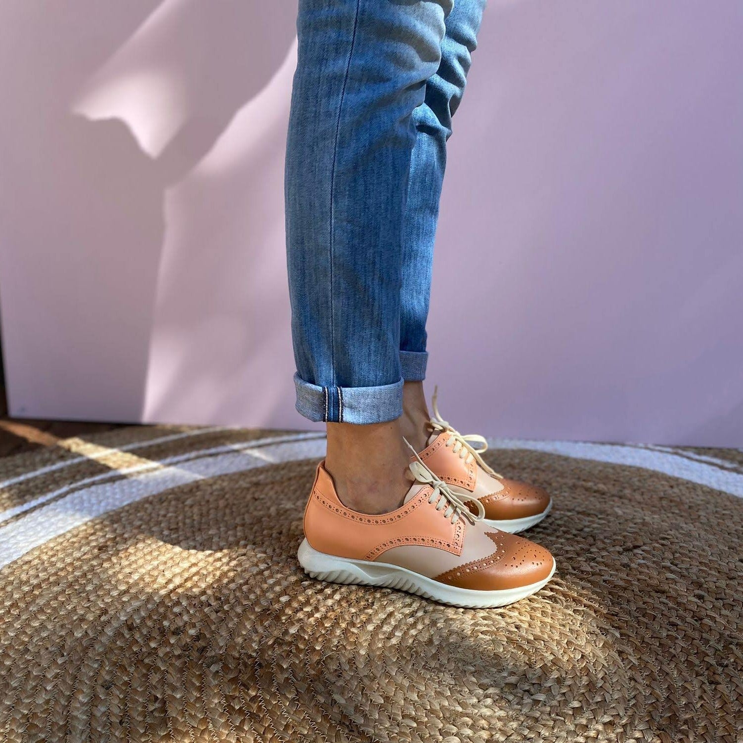 SNEAKERS ALLACCIATA MODELLO DERBY CON SUOLA RUNNING. CUCITURE E DECORAZIONI BROGUE. IN MORBIDA NAPPA COLORATA -BLU, BIANCO E VERDE ACQUA- FUSSBETT ESTRAIBILE RICOPERTO IN PELLE CON RIALZO DI 1.5 CM. CALZATA REGOLARE E COMODA. SE HAI DUBBI SULLA CALZATA, CONTATTACI VIA WHATSAPP AL 351 8950405 TI AIUTEREMO NELLA SCELTA. TOMAIA - FODERA - SOTTOPIEDE IN PELLE 100%. PELLAMI ITALIANI DI QUALITÀ. PRODOTTO IN ITALIA, MARCHE.