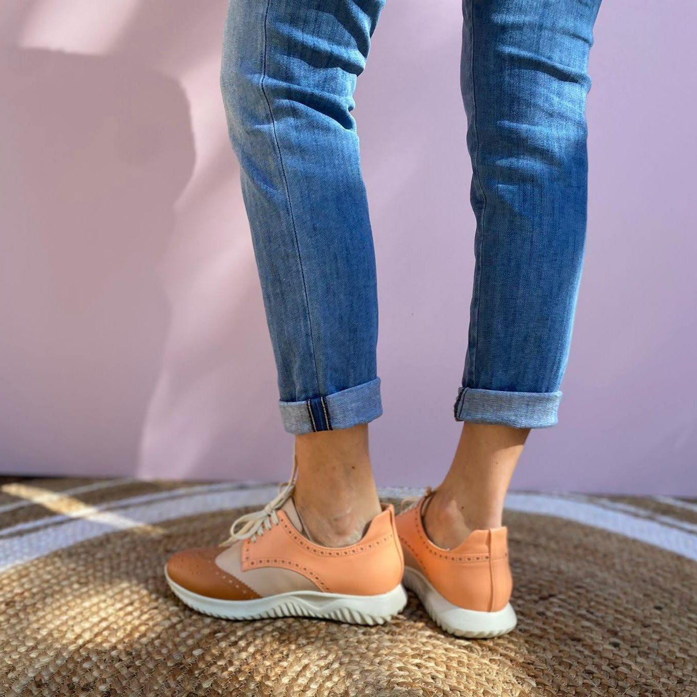 SNEAKERS ALLACCIATA MODELLO DERBY CON SUOLA RUNNING. CUCITURE E DECORAZIONI BROGUE. IN MORBIDA NAPPA COLORATA -BLU, BIANCO E VERDE ACQUA- FUSSBETT ESTRAIBILE RICOPERTO IN PELLE CON RIALZO DI 1.5 CM. CALZATA REGOLARE E COMODA. SE HAI DUBBI SULLA CALZATA, CONTATTACI VIA WHATSAPP AL 351 8950405 TI AIUTEREMO NELLA SCELTA. TOMAIA - FODERA - SOTTOPIEDE IN PELLE 100%. PELLAMI ITALIANI DI QUALITÀ. PRODOTTO IN ITALIA, MARCHE.