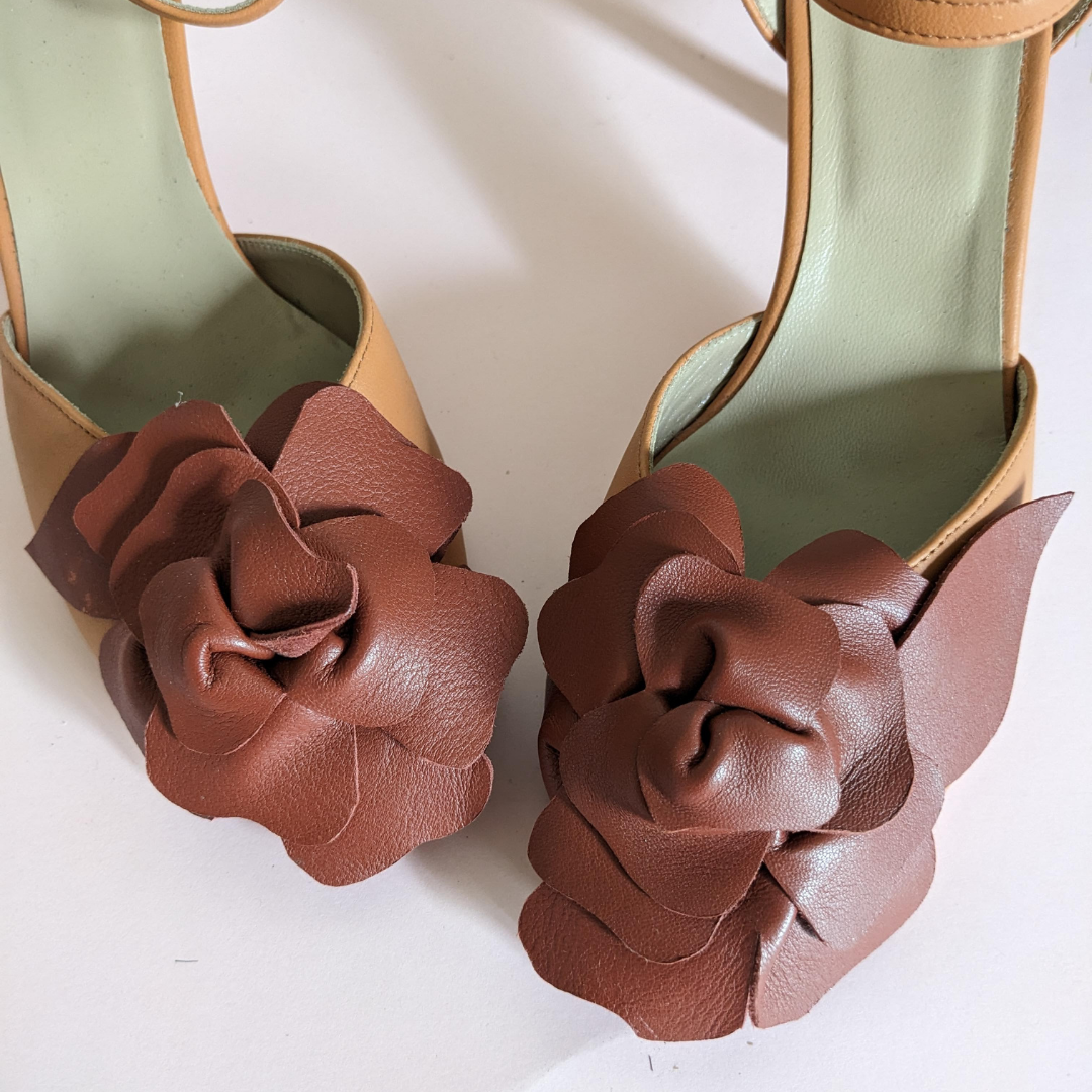 Décolleté d'orsay con tacco in morbida nappa biscotto con maxi fiore di dalia a rilievo in nappa coccio con tacco di 7 cm artigianale