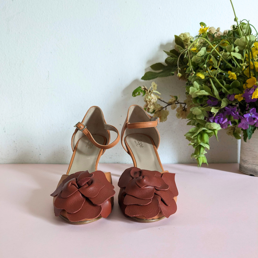 Décolleté d'orsay con tacco in morbida nappa biscotto con maxi fiore di dalia a rilievo in nappa coccio con tacco di 7 cm artigianale
