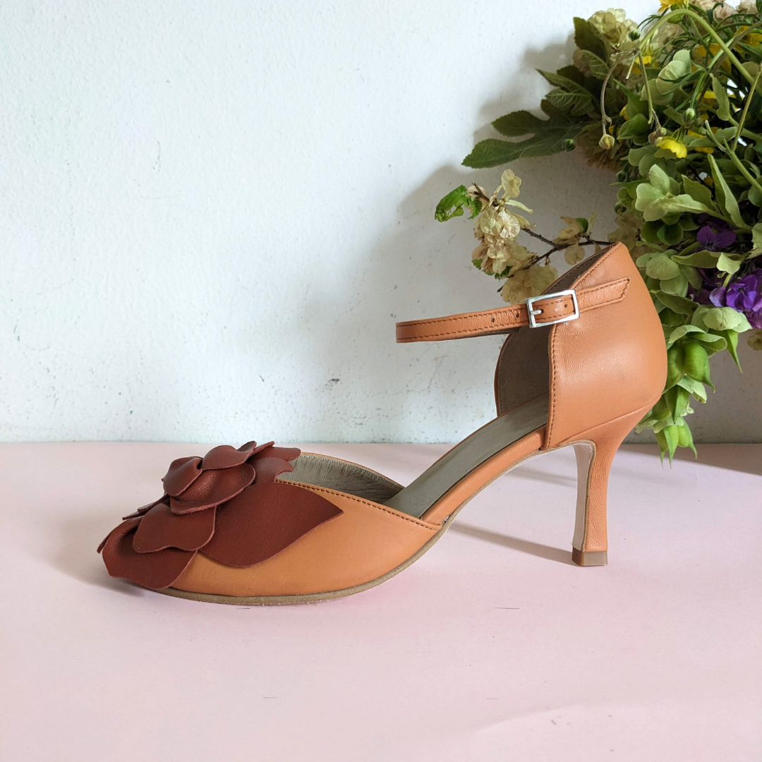 Décolleté d'orsay con tacco in morbida nappa biscotto con maxi fiore di dalia a rilievo in nappa coccio con tacco di 7 cm artigianale