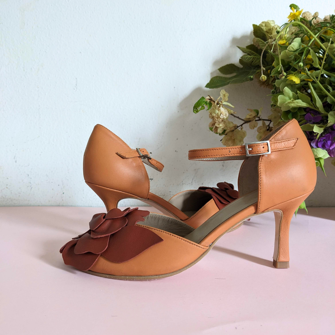 Décolleté d'orsay con tacco in morbida nappa biscotto con maxi fiore di dalia a rilievo in nappa coccio con tacco di 7 cm artigianale