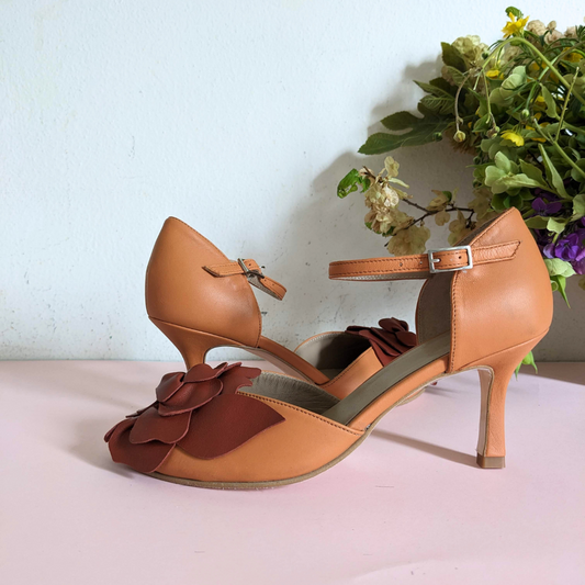 Décolleté d'orsay con tacco in morbida nappa biscotto con maxi fiore di dalia a rilievo in nappa coccio con tacco di 7 cm artigianale