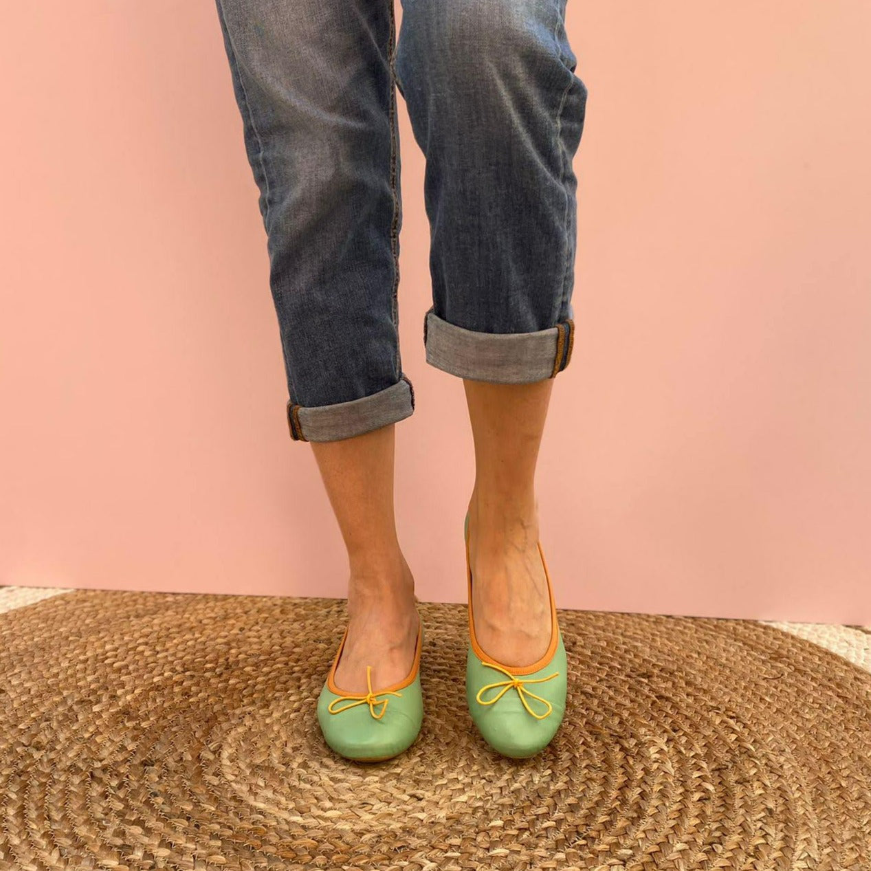 CLASSICHE BALLERINE FLAT A PUNTA TONDA IN NAPPA VERDE ACQUA CON PUNTALE SEGNATO. LA MORBIDA SCOLLATURA È IMPREZIOSITA DA UNA BORDATURA IN TESSUTO DI GROS GRAIN ARANCIO. IL FIOCCHETTO IN PUNTA È GIALLO. IL PROFILO IN TESSUTO MANTIENE LA SCARPA FERMA ATTORNO AL PIEDE. MORBIDE E MOLTO COMODE GRAZIE ALLA FLESSIBILE SUOLA IN GOMMA, SOTTOPIEDE E FODERA IN PELLE. CALZATA REGOLARE. TOMAIA - FODERA - SOTTOPIEDE IN PELLE 100%. PRODOTTO IN ITALIA, MARCHE DA LE TRALLERINE.