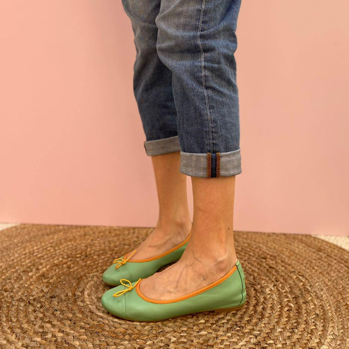 CLASSICHE BALLERINE FLAT A PUNTA TONDA IN NAPPA VERDE ACQUA CON PUNTALE SEGNATO. LA MORBIDA SCOLLATURA È IMPREZIOSITA DA UNA BORDATURA IN TESSUTO DI GROS GRAIN ARANCIO. IL FIOCCHETTO IN PUNTA È GIALLO. IL PROFILO IN TESSUTO MANTIENE LA SCARPA FERMA ATTORNO AL PIEDE. MORBIDE E MOLTO COMODE GRAZIE ALLA FLESSIBILE SUOLA IN GOMMA, SOTTOPIEDE E FODERA IN PELLE. CALZATA REGOLARE. TOMAIA - FODERA - SOTTOPIEDE IN PELLE 100%. PRODOTTO IN ITALIA, MARCHE DA LE TRALLERINE.