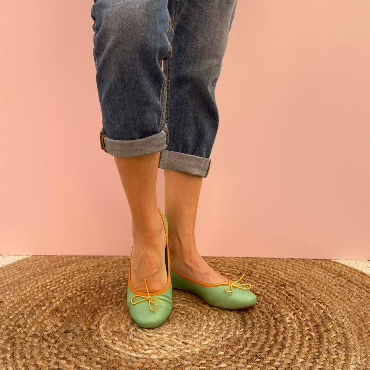 CLASSICHE BALLERINE FLAT A PUNTA TONDA IN NAPPA VERDE ACQUA CON PUNTALE SEGNATO. LA MORBIDA SCOLLATURA È IMPREZIOSITA DA UNA BORDATURA IN TESSUTO DI GROS GRAIN ARANCIO. IL FIOCCHETTO IN PUNTA È GIALLO. IL PROFILO IN TESSUTO MANTIENE LA SCARPA FERMA ATTORNO AL PIEDE. MORBIDE E MOLTO COMODE GRAZIE ALLA FLESSIBILE SUOLA IN GOMMA, SOTTOPIEDE E FODERA IN PELLE. CALZATA REGOLARE. TOMAIA - FODERA - SOTTOPIEDE IN PELLE 100%. PRODOTTO IN ITALIA, MARCHE DA LE TRALLERINE.