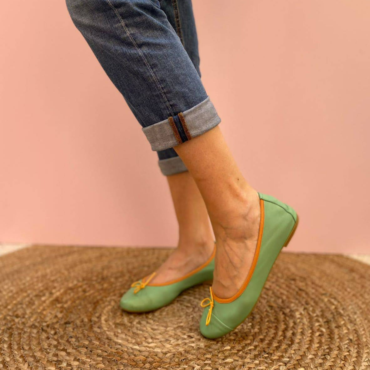 CLASSICHE BALLERINE FLAT A PUNTA TONDA IN NAPPA VERDE ACQUA CON PUNTALE SEGNATO. LA MORBIDA SCOLLATURA È IMPREZIOSITA DA UNA BORDATURA IN TESSUTO DI GROS GRAIN ARANCIO. IL FIOCCHETTO IN PUNTA È GIALLO. IL PROFILO IN TESSUTO MANTIENE LA SCARPA FERMA ATTORNO AL PIEDE. MORBIDE E MOLTO COMODE GRAZIE ALLA FLESSIBILE SUOLA IN GOMMA, SOTTOPIEDE E FODERA IN PELLE. CALZATA REGOLARE. TOMAIA - FODERA - SOTTOPIEDE IN PELLE 100%. PRODOTTO IN ITALIA, MARCHE DA LE TRALLERINE.