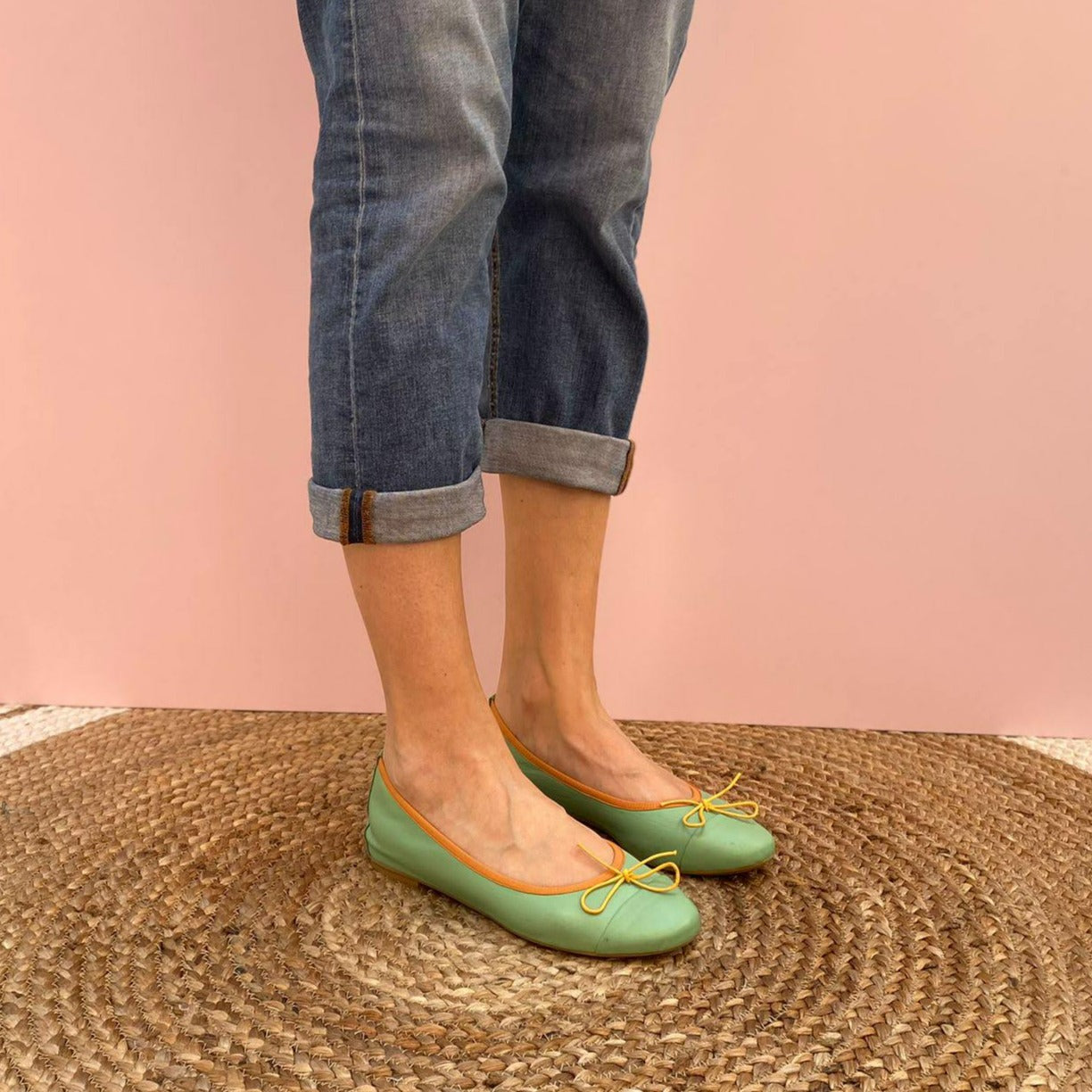 CLASSICHE BALLERINE FLAT A PUNTA TONDA IN NAPPA VERDE ACQUA CON PUNTALE SEGNATO. LA MORBIDA SCOLLATURA È IMPREZIOSITA DA UNA BORDATURA IN TESSUTO DI GROS GRAIN ARANCIO. IL FIOCCHETTO IN PUNTA È GIALLO. IL PROFILO IN TESSUTO MANTIENE LA SCARPA FERMA ATTORNO AL PIEDE. MORBIDE E MOLTO COMODE GRAZIE ALLA FLESSIBILE SUOLA IN GOMMA, SOTTOPIEDE E FODERA IN PELLE. CALZATA REGOLARE. TOMAIA - FODERA - SOTTOPIEDE IN PELLE 100%. PRODOTTO IN ITALIA, MARCHE DA LE TRALLERINE.