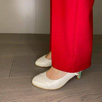 DÉCOLLETÉ BICOLORE IN MORBIDA NAPPA PANNA E DECORAZIONI IN NAPPA ACQUA. PUNTA ROTONDA E UN SOTTILE CINTURINO ALLA CAVIGLIA, MOLTO BON TON, CHE ASSICURA LA SCARPA AL PIEDE NELLA CAMMINATA. CALZATA REGOLARE CHE ABBRACCIA BENE IL PIEDE. SOTTOPIEDE IMBOTTITO DI 3 MM E FODERA IN PELLE. TACCO 7 CM. TOMAIA - FODERA - SOTTOPIEDE IN PELLE 100%. PELLAMI ITALIANI DI QUALITÀ. FONDO CUOIO RIGENERATO. CINTURINO REGOLABILE CON FIBBIA. PRODOTTO IN ITALIA, MARCHE DA HOPE.