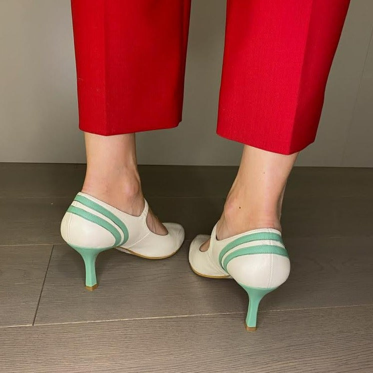 DÉCOLLETÉ BICOLORE IN MORBIDA NAPPA PANNA E DECORAZIONI IN NAPPA ACQUA. PUNTA ROTONDA E UN SOTTILE CINTURINO ALLA CAVIGLIA, MOLTO BON TON, CHE ASSICURA LA SCARPA AL PIEDE NELLA CAMMINATA. CALZATA REGOLARE CHE ABBRACCIA BENE IL PIEDE. SOTTOPIEDE IMBOTTITO DI 3 MM E FODERA IN PELLE. TACCO 7 CM. TOMAIA - FODERA - SOTTOPIEDE IN PELLE 100%. PELLAMI ITALIANI DI QUALITÀ. FONDO CUOIO RIGENERATO. CINTURINO REGOLABILE CON FIBBIA. PRODOTTO IN ITALIA, MARCHE DA HOPE.