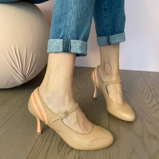 DÉCOLLETÉ BICOLORE IN MORBIDA NAPPA NOCCIOLA E DECORAZIONI IN NAPPA SALMONE. PUNTA ROTONDA E UN SOTTILE CINTURINO ALLA CAVIGLIA, MOLTO BON TON, CHE ASSICURA LA SCARPA AL PIEDE NELLA CAMMINATA. CALZATA REGOLARE CHE ABBRACCIA BENE IL PIEDE. SOTTOPIEDE IMBOTTITO DI 3 MM E FODERA IN PELLE. TACCO 7 CM. TOMAIA - FODERA - SOTTOPIEDE IN PELLE 100%. PELLAMI ITALIANI DI QUALITÀ. FONDO CUOIO RIGENERATO. CINTURINO REGOLABILE CON FIBBIA. PRODOTTO IN ITALIA, MARCHE DA HOPE.