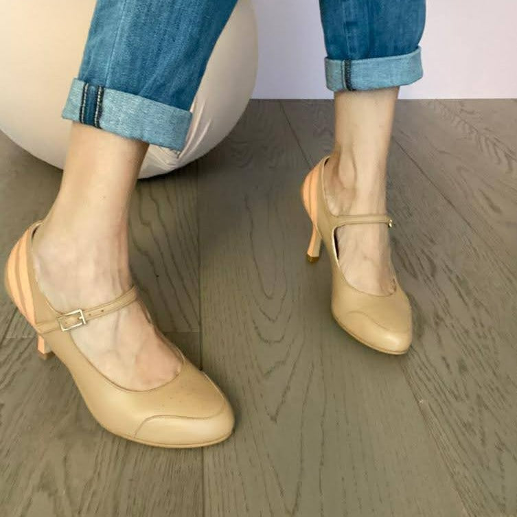 DÉCOLLETÉ BICOLORE IN MORBIDA NAPPA PANNA E DECORAZIONI IN NAPPA ACQUA. PUNTA ROTONDA E UN SOTTILE CINTURINO ALLA CAVIGLIA, MOLTO BON TON, CHE ASSICURA LA SCARPA AL PIEDE NELLA CAMMINATA. CALZATA REGOLARE CHE ABBRACCIA BENE IL PIEDE. SOTTOPIEDE IMBOTTITO DI 3 MM E FODERA IN PELLE. TACCO 7 CM. TOMAIA - FODERA - SOTTOPIEDE IN PELLE 100%. PELLAMI ITALIANI DI QUALITÀ. FONDO CUOIO RIGENERATO. CINTURINO REGOLABILE CON FIBBIA. PRODOTTO IN ITALIA, MARCHE DA HOPE.