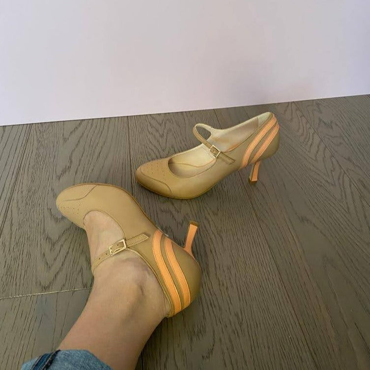 DÉCOLLETÉ BICOLORE IN MORBIDA NAPPA PANNA E DECORAZIONI IN NAPPA ACQUA. PUNTA ROTONDA E UN SOTTILE CINTURINO ALLA CAVIGLIA, MOLTO BON TON, CHE ASSICURA LA SCARPA AL PIEDE NELLA CAMMINATA. CALZATA REGOLARE CHE ABBRACCIA BENE IL PIEDE. SOTTOPIEDE IMBOTTITO DI 3 MM E FODERA IN PELLE. TACCO 7 CM. TOMAIA - FODERA - SOTTOPIEDE IN PELLE 100%. PELLAMI ITALIANI DI QUALITÀ. FONDO CUOIO RIGENERATO. CINTURINO REGOLABILE CON FIBBIA. PRODOTTO IN ITALIA, MARCHE DA HOPE.