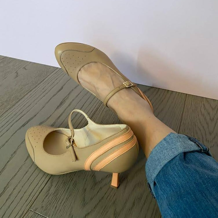 DÉCOLLETÉ BICOLORE IN MORBIDA NAPPA PANNA E DECORAZIONI IN NAPPA ACQUA. PUNTA ROTONDA E UN SOTTILE CINTURINO ALLA CAVIGLIA, MOLTO BON TON, CHE ASSICURA LA SCARPA AL PIEDE NELLA CAMMINATA. CALZATA REGOLARE CHE ABBRACCIA BENE IL PIEDE. SOTTOPIEDE IMBOTTITO DI 3 MM E FODERA IN PELLE. TACCO 7 CM. TOMAIA - FODERA - SOTTOPIEDE IN PELLE 100%. PELLAMI ITALIANI DI QUALITÀ. FONDO CUOIO RIGENERATO. CINTURINO REGOLABILE CON FIBBIA. PRODOTTO IN ITALIA, MARCHE DA HOPE.