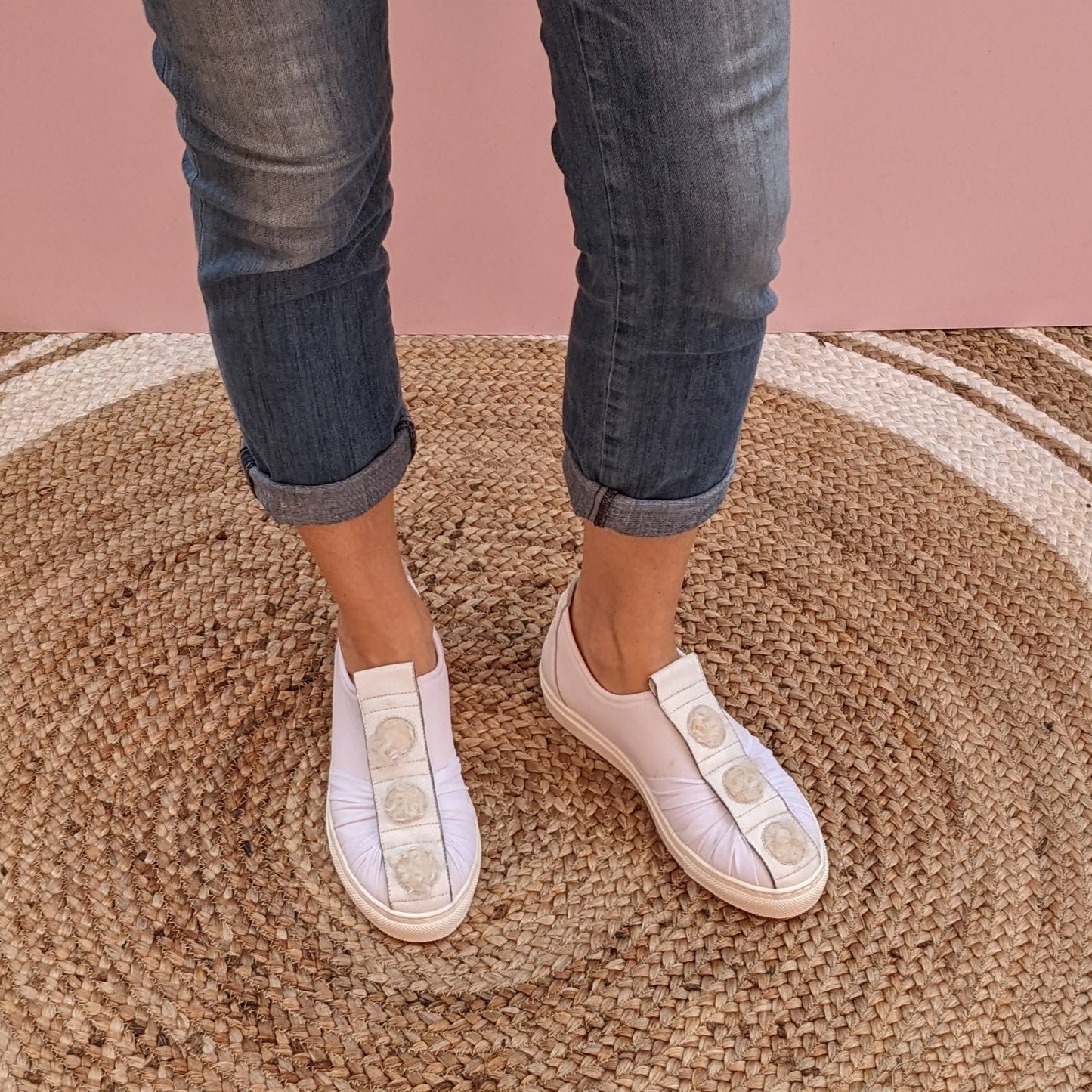 SNEAKERS SLIP ON IN LYCRA BIANCA CON RIPORTO IN NAPPA BIANCA E POIS IN ECO PELLICCIA KALGAN. LA PELLICCIA DI KALGAN È CARATTERIZZATA DA UN PELO MOSSO FATTO DI RICCIOLI DI COLORE CHIARO. MODELLO SLIP ON CON SUOLA DI GOMMA IN TINTA. FUSSBETT RICOPERTO IN PELLE ESTRAIBILE CON RIALZO DI 1.5 CM. CALZATA REGOLARE E COMODA. TOMAIA E FODERA IN LYCRA. SOTTOPIEDE IN PELLE 100%. PRODOTTO IN ITALIA, MARCHE DA HOPE.