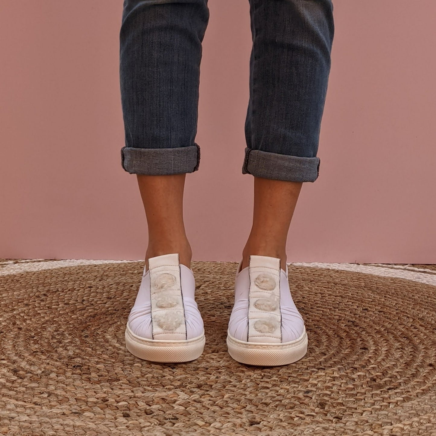 SNEAKERS SLIP ON IN LYCRA BIANCA CON RIPORTO IN NAPPA BIANCA E POIS IN ECO PELLICCIA KALGAN. LA PELLICCIA DI KALGAN È CARATTERIZZATA DA UN PELO MOSSO FATTO DI RICCIOLI DI COLORE CHIARO. MODELLO SLIP ON CON SUOLA DI GOMMA IN TINTA. FUSSBETT RICOPERTO IN PELLE ESTRAIBILE CON RIALZO DI 1.5 CM. CALZATA REGOLARE E COMODA. TOMAIA E FODERA IN LYCRA. SOTTOPIEDE IN PELLE 100%. PRODOTTO IN ITALIA, MARCHE DA HOPE.
