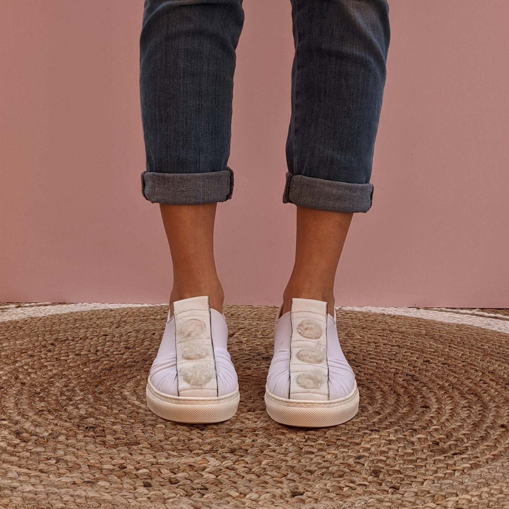 SNEAKERS SLIP ON IN LYCRA BIANCA CON RIPORTO IN NAPPA BIANCA E POIS IN ECO PELLICCIA KALGAN. LA PELLICCIA DI KALGAN È CARATTERIZZATA DA UN PELO MOSSO FATTO DI RICCIOLI DI COLORE CHIARO. MODELLO SLIP ON CON SUOLA DI GOMMA IN TINTA. FUSSBETT RICOPERTO IN PELLE ESTRAIBILE CON RIALZO DI 1.5 CM. CALZATA REGOLARE E COMODA. TOMAIA E FODERA IN LYCRA. SOTTOPIEDE IN PELLE 100%. PRODOTTO IN ITALIA, MARCHE DA HOPE.