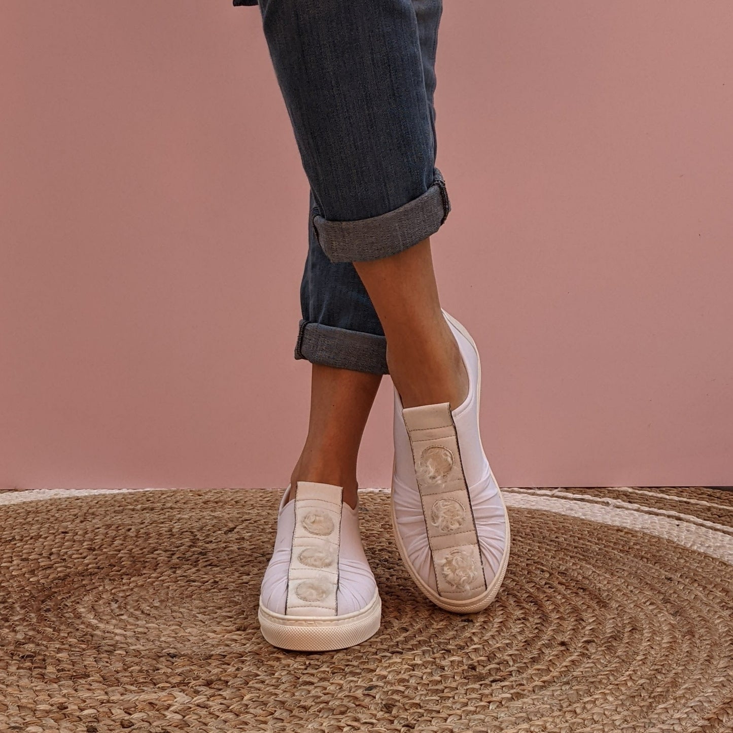 SNEAKERS SLIP ON IN LYCRA BIANCA CON RIPORTO IN NAPPA BIANCA E POIS IN ECO PELLICCIA KALGAN. LA PELLICCIA DI KALGAN È CARATTERIZZATA DA UN PELO MOSSO FATTO DI RICCIOLI DI COLORE CHIARO. MODELLO SLIP ON CON SUOLA DI GOMMA IN TINTA. FUSSBETT RICOPERTO IN PELLE ESTRAIBILE CON RIALZO DI 1.5 CM. CALZATA REGOLARE E COMODA. TOMAIA E FODERA IN LYCRA. SOTTOPIEDE IN PELLE 100%. PRODOTTO IN ITALIA, MARCHE DA HOPE.