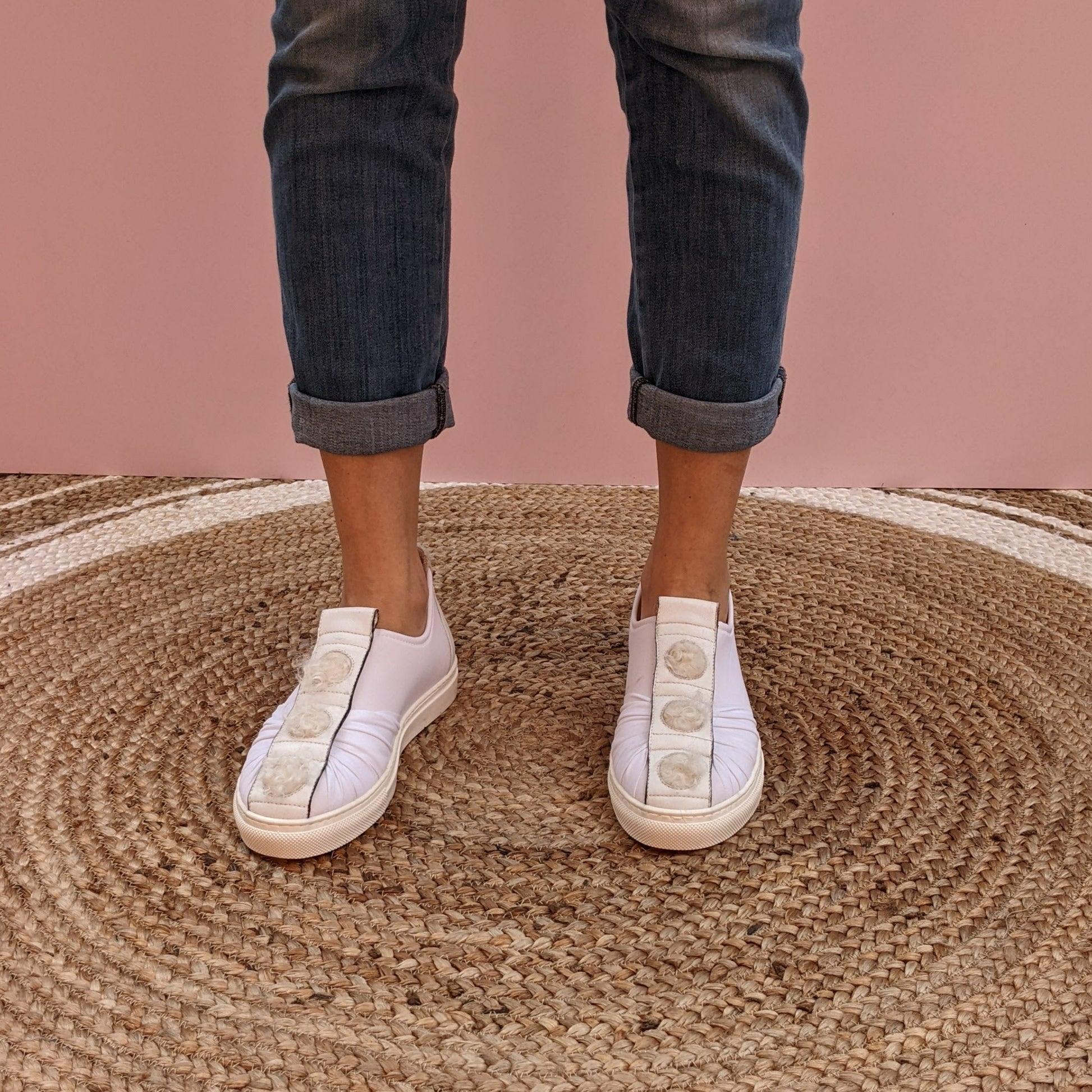 SNEAKERS SLIP ON IN LYCRA BIANCA CON RIPORTO IN NAPPA BIANCA E POIS IN ECO PELLICCIA KALGAN. LA PELLICCIA DI KALGAN È CARATTERIZZATA DA UN PELO MOSSO FATTO DI RICCIOLI DI COLORE CHIARO. MODELLO SLIP ON CON SUOLA DI GOMMA IN TINTA. FUSSBETT RICOPERTO IN PELLE ESTRAIBILE CON RIALZO DI 1.5 CM. CALZATA REGOLARE E COMODA. TOMAIA E FODERA IN LYCRA. SOTTOPIEDE IN PELLE 100%. PRODOTTO IN ITALIA, MARCHE DA HOPE.