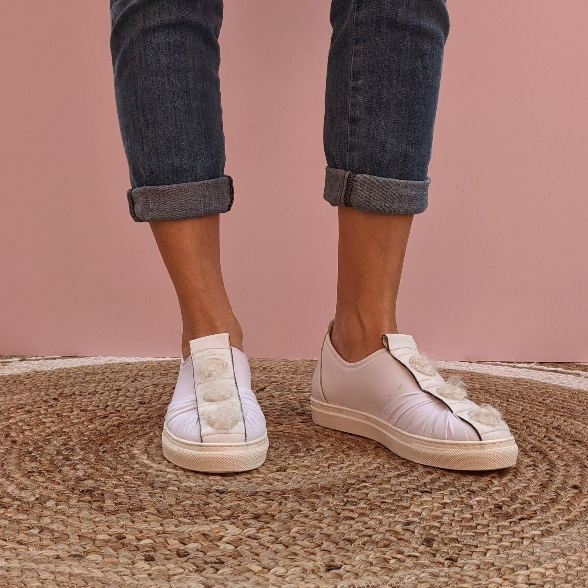 SNEAKERS SLIP ON IN LYCRA BIANCA CON RIPORTO IN NAPPA BIANCA E POIS IN ECO PELLICCIA KALGAN. LA PELLICCIA DI KALGAN È CARATTERIZZATA DA UN PELO MOSSO FATTO DI RICCIOLI DI COLORE CHIARO. MODELLO SLIP ON CON SUOLA DI GOMMA IN TINTA. FUSSBETT RICOPERTO IN PELLE ESTRAIBILE CON RIALZO DI 1.5 CM. CALZATA REGOLARE E COMODA. TOMAIA E FODERA IN LYCRA. SOTTOPIEDE IN PELLE 100%. PRODOTTO IN ITALIA, MARCHE DA HOPE.