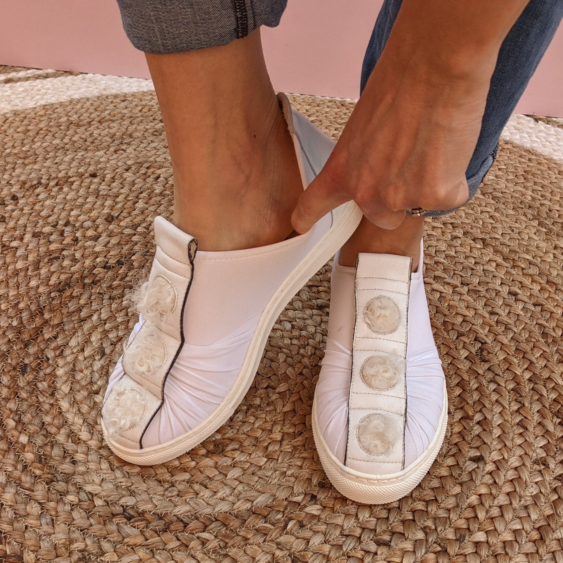 SNEAKERS SLIP ON IN LYCRA BIANCA CON RIPORTO IN NAPPA BIANCA E POIS IN ECO PELLICCIA KALGAN. LA PELLICCIA DI KALGAN È CARATTERIZZATA DA UN PELO MOSSO FATTO DI RICCIOLI DI COLORE CHIARO. MODELLO SLIP ON CON SUOLA DI GOMMA IN TINTA. FUSSBETT RICOPERTO IN PELLE ESTRAIBILE CON RIALZO DI 1.5 CM. CALZATA REGOLARE E COMODA. TOMAIA E FODERA IN LYCRA. SOTTOPIEDE IN PELLE 100%. PRODOTTO IN ITALIA, MARCHE DA HOPE.
