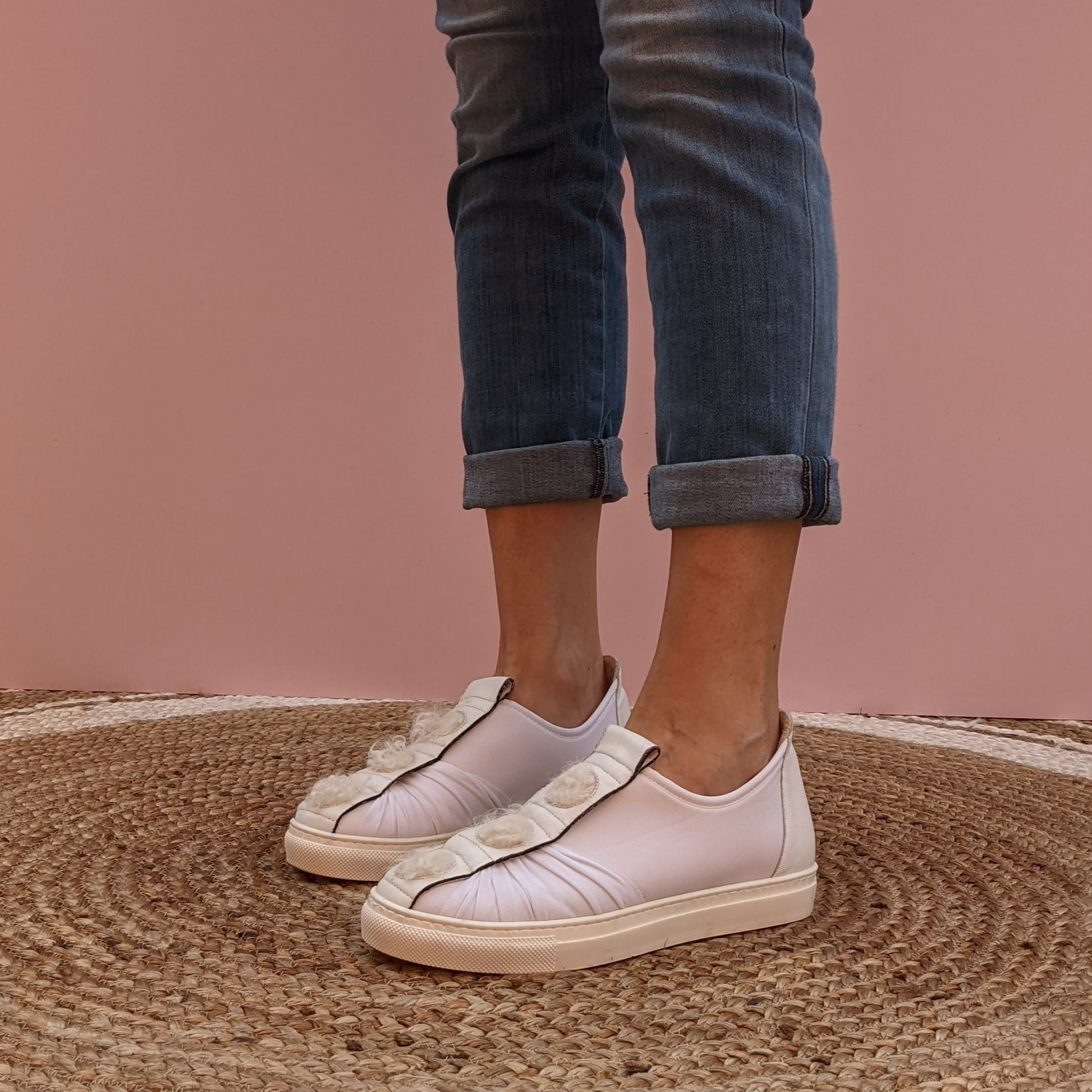SNEAKERS SLIP ON IN LYCRA BIANCA CON RIPORTO IN NAPPA BIANCA E POIS IN ECO PELLICCIA KALGAN. LA PELLICCIA DI KALGAN È CARATTERIZZATA DA UN PELO MOSSO FATTO DI RICCIOLI DI COLORE CHIARO. MODELLO SLIP ON CON SUOLA DI GOMMA IN TINTA. FUSSBETT RICOPERTO IN PELLE ESTRAIBILE CON RIALZO DI 1.5 CM. CALZATA REGOLARE E COMODA. TOMAIA E FODERA IN LYCRA. SOTTOPIEDE IN PELLE 100%. PRODOTTO IN ITALIA, MARCHE DA HOPE.