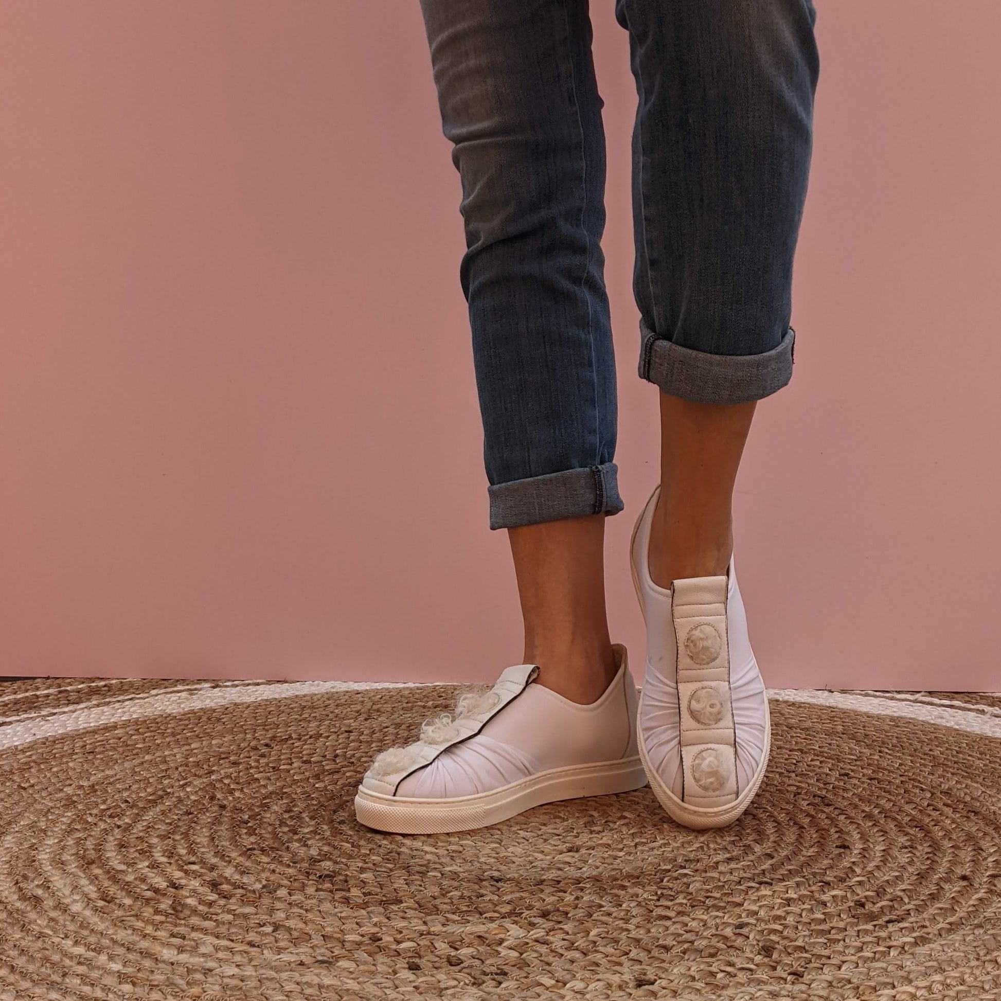 SNEAKERS SLIP ON IN LYCRA BIANCA CON RIPORTO IN NAPPA BIANCA E POIS IN ECO PELLICCIA KALGAN. LA PELLICCIA DI KALGAN È CARATTERIZZATA DA UN PELO MOSSO FATTO DI RICCIOLI DI COLORE CHIARO. MODELLO SLIP ON CON SUOLA DI GOMMA IN TINTA. FUSSBETT RICOPERTO IN PELLE ESTRAIBILE CON RIALZO DI 1.5 CM. CALZATA REGOLARE E COMODA. TOMAIA E FODERA IN LYCRA. SOTTOPIEDE IN PELLE 100%. PRODOTTO IN ITALIA, MARCHE DA HOPE.