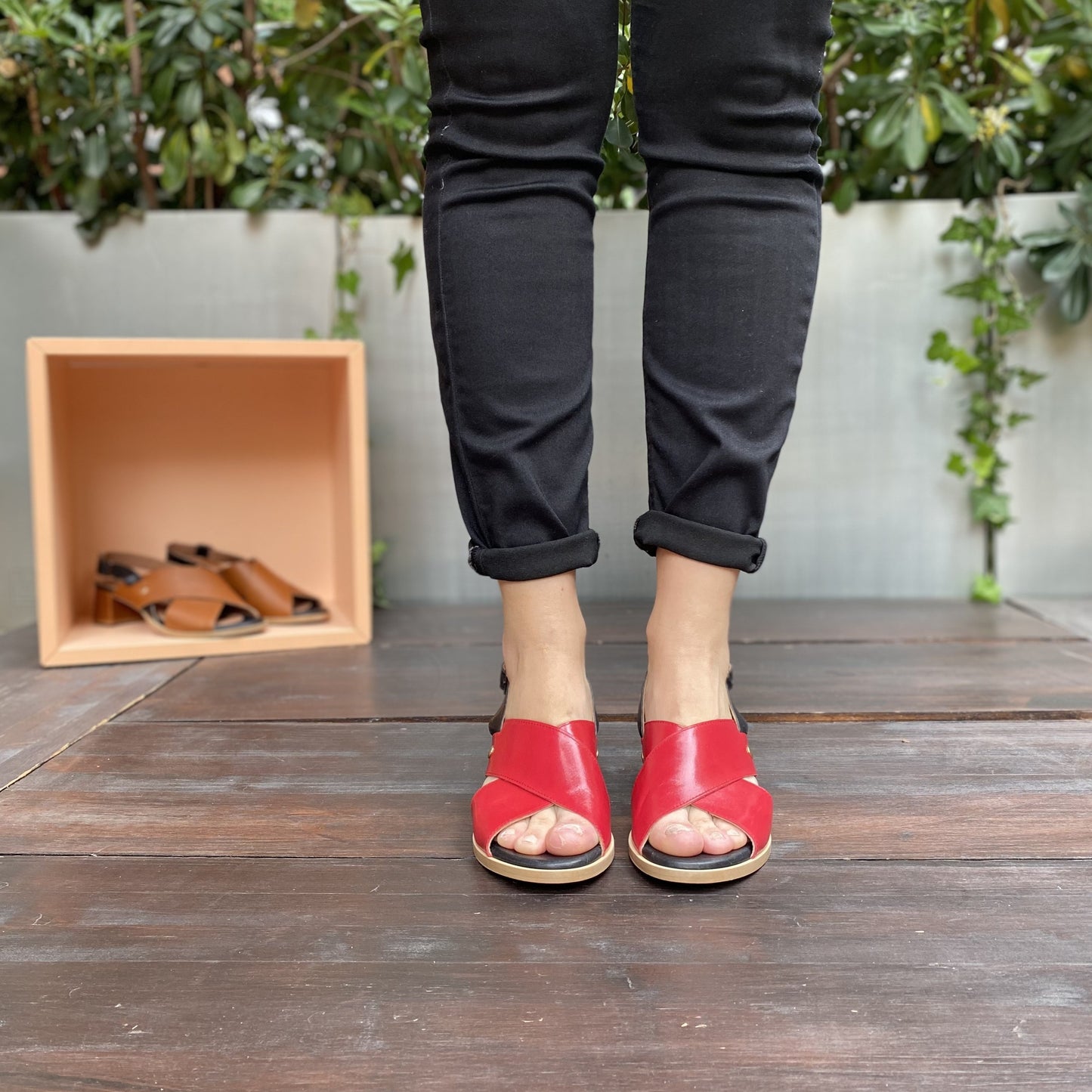 Sandalo bicolore in morbida nappa rosso e nero con tacco basso e largo di 3 cm, comodo e colorato, cinturino alla caviglia.