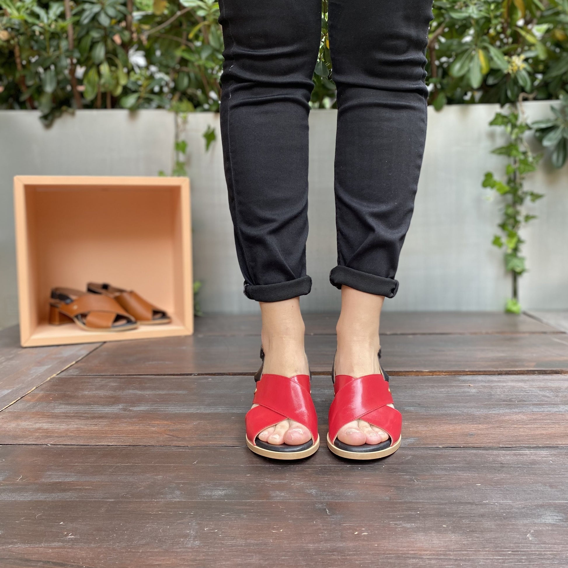 Sandalo bicolore in morbida nappa rosso e nero con tacco basso e largo di 3 cm, comodo e colorato, cinturino alla caviglia.