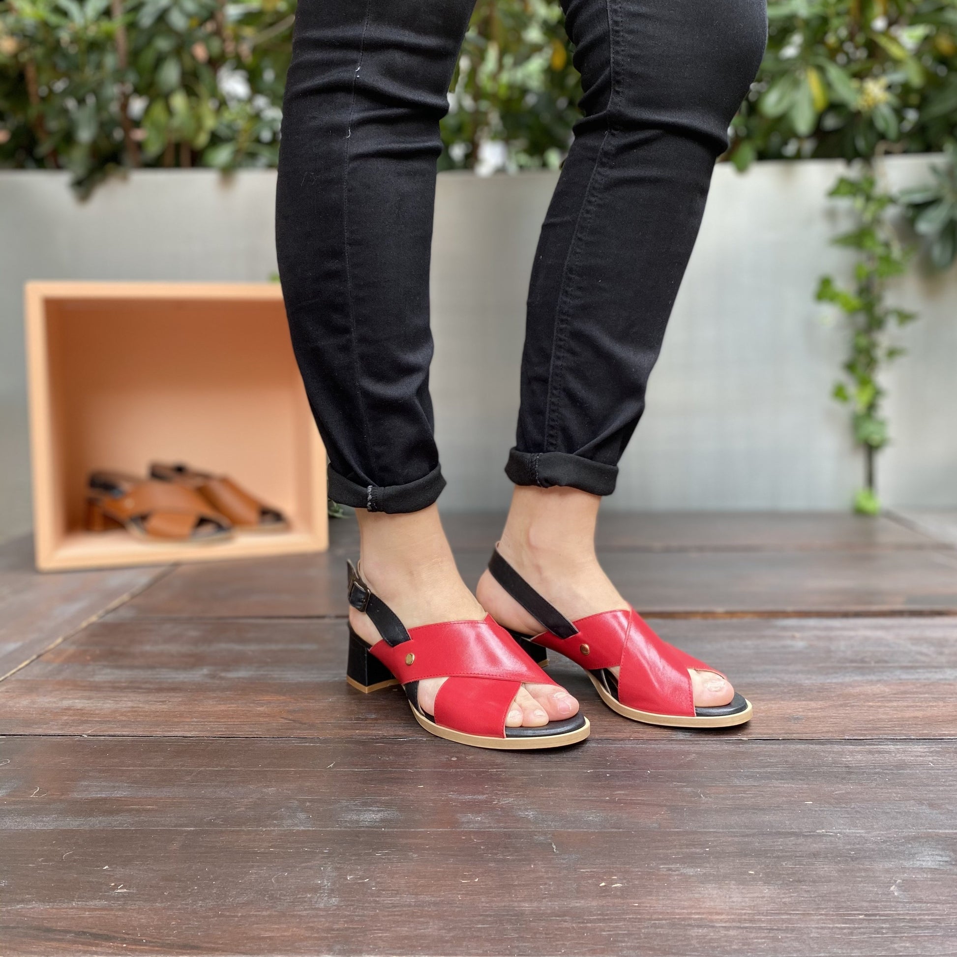 Sandalo bicolore in morbida nappa rosso e nero con tacco basso e largo di 3 cm, comodo e colorato, cinturino alla caviglia.
