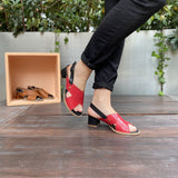 Sandalo bicolore in morbida nappa rosso e nero con tacco basso e largo di 3 cm, comodo e colorato, cinturino alla caviglia.